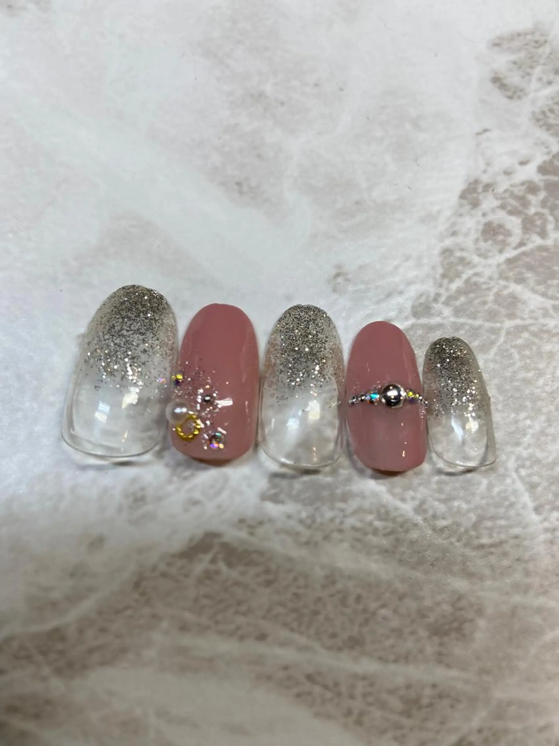 ミディアム ネイル キラキラネイル ピンク ストーンネイル 冬ネイル ハンドネイル ネイルサロン ステラのネイルデザイン
