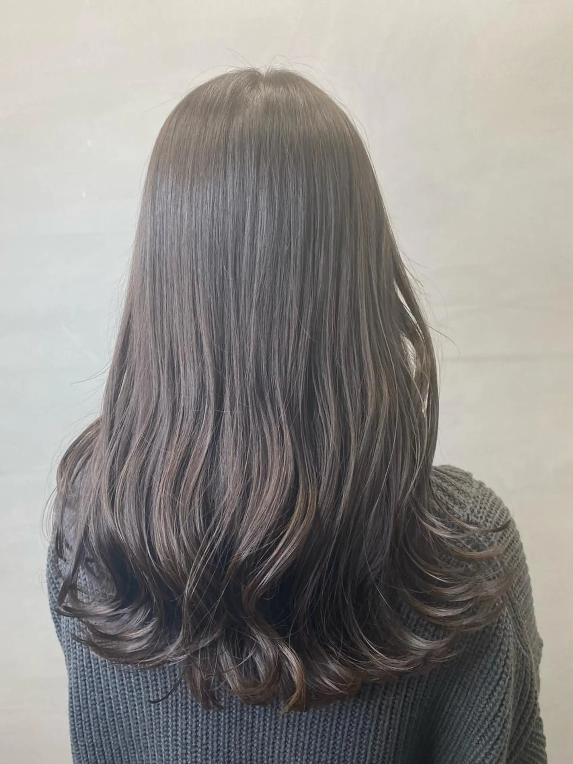 セミロング カラー ヘアアレンジ アッシュ アッシュグレー アッシュグレージュ ベージュカラー ブリーチ 💟髪質改善✴︎艶髪 /ヤマザト🦋のヘアスタイル