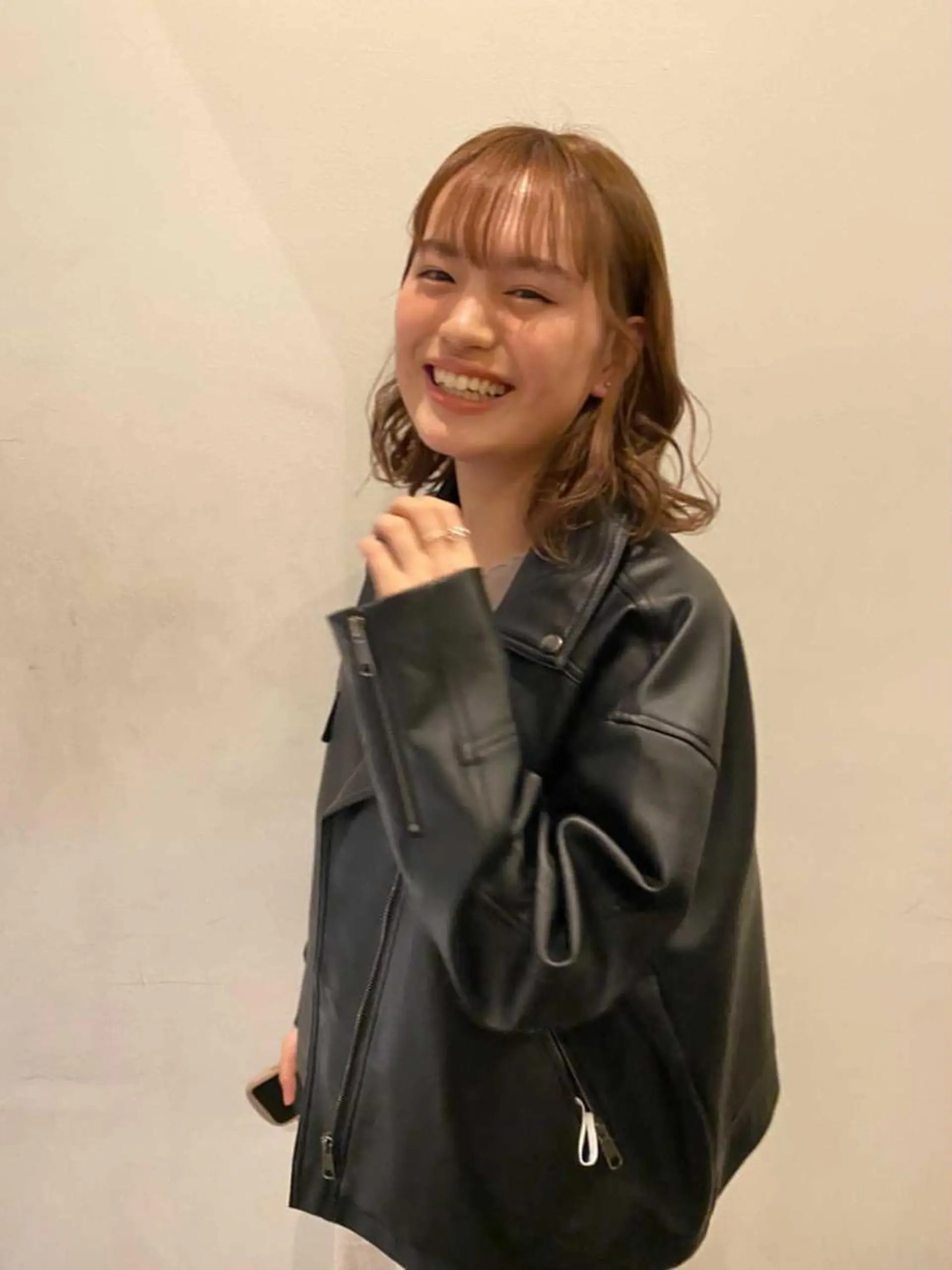 ミディアム カラー パーマ ヘアアレンジ ベージュカラー ブリーチ ミルクティーベージュ 無料カットモデル 丸川英心のヘアスタイル