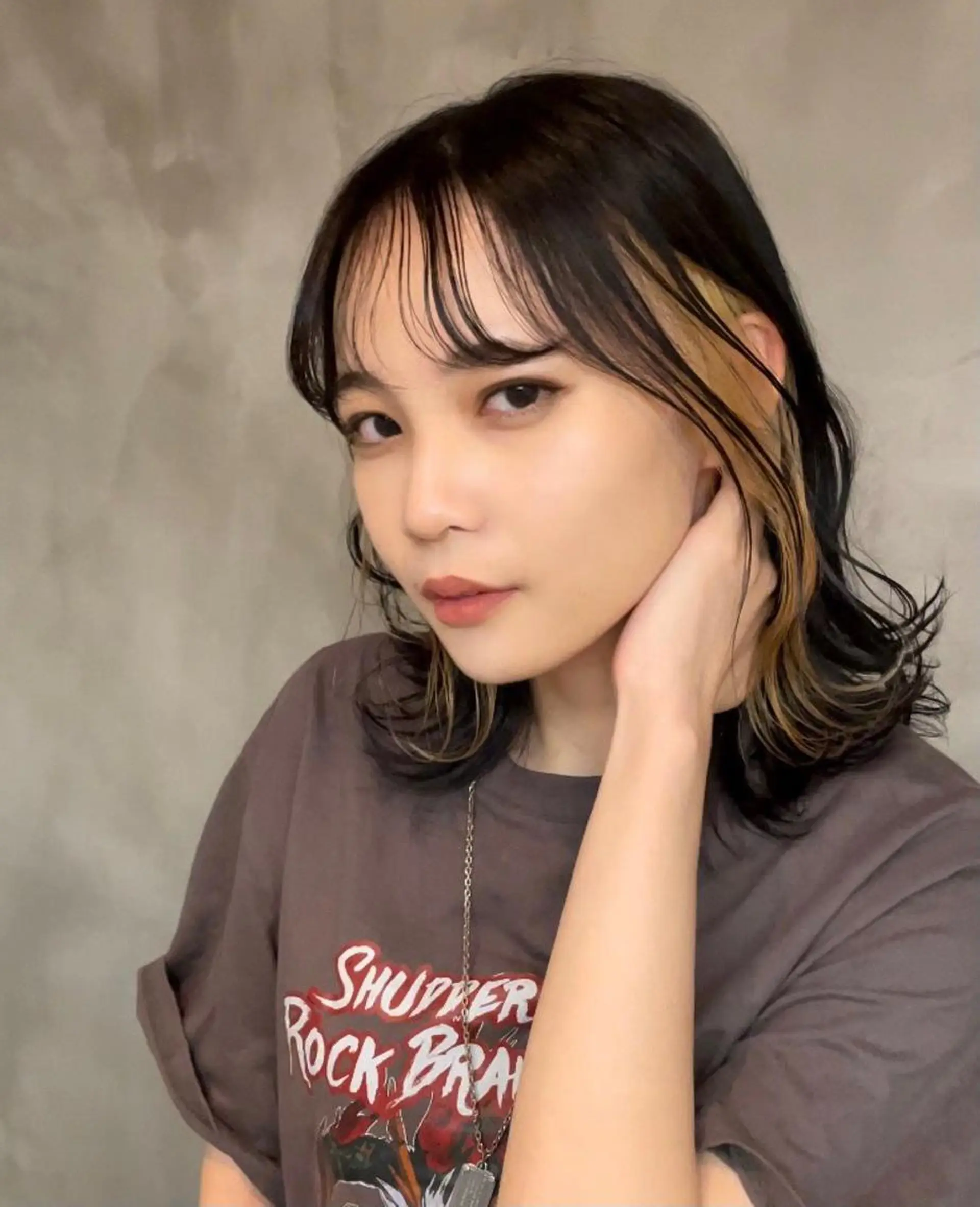 ミディアム カラー イヤリングカラー カット ヘアカラー トリートメント お悩み解決カット& パーマ。お任せ下さいのヘアスタイル