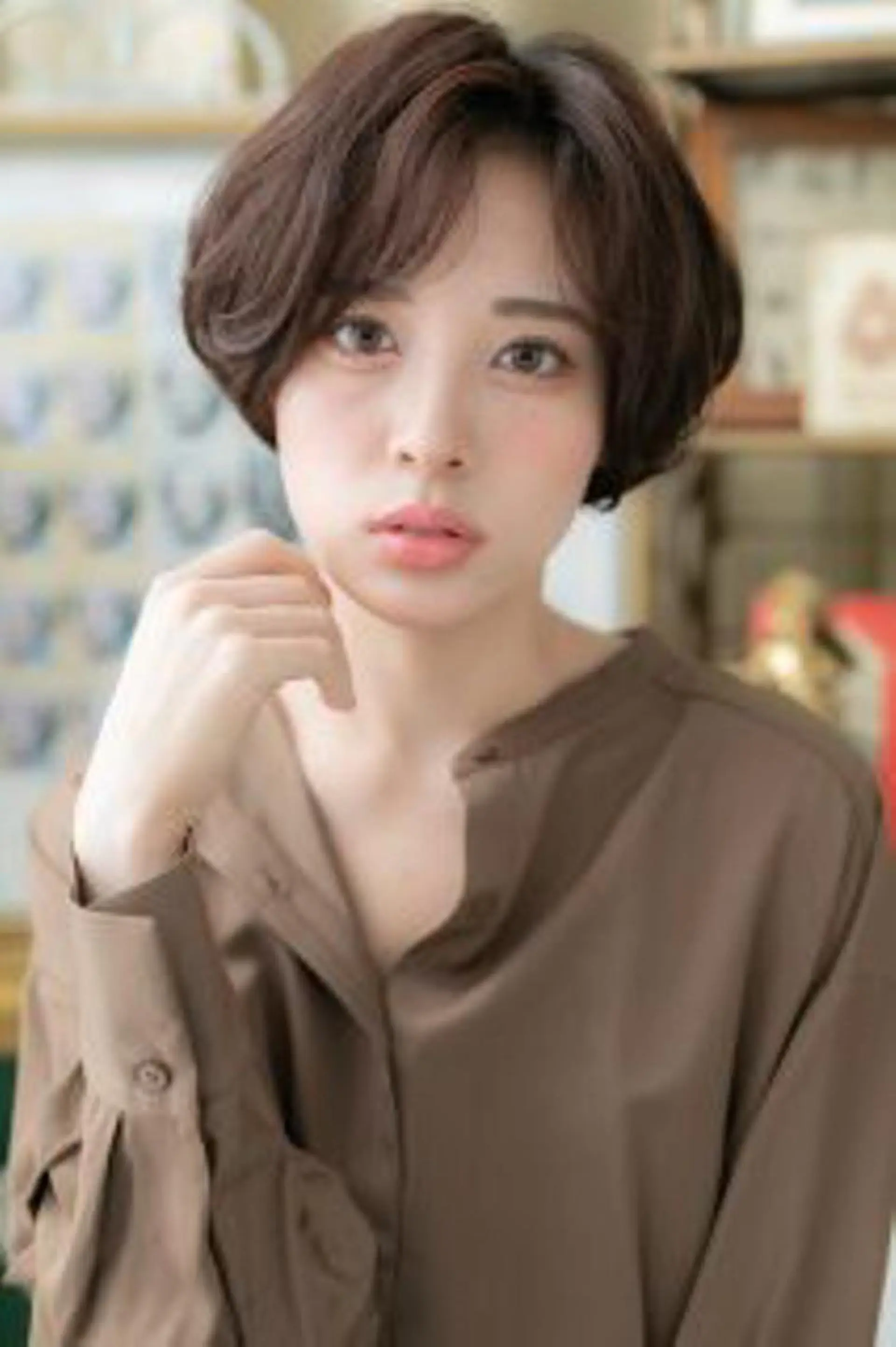 ショート カラー 切りっぱなしボブ 前下がりボブ ボブ くせ毛 斜めバング 出川 宙☘️のヘアスタイル