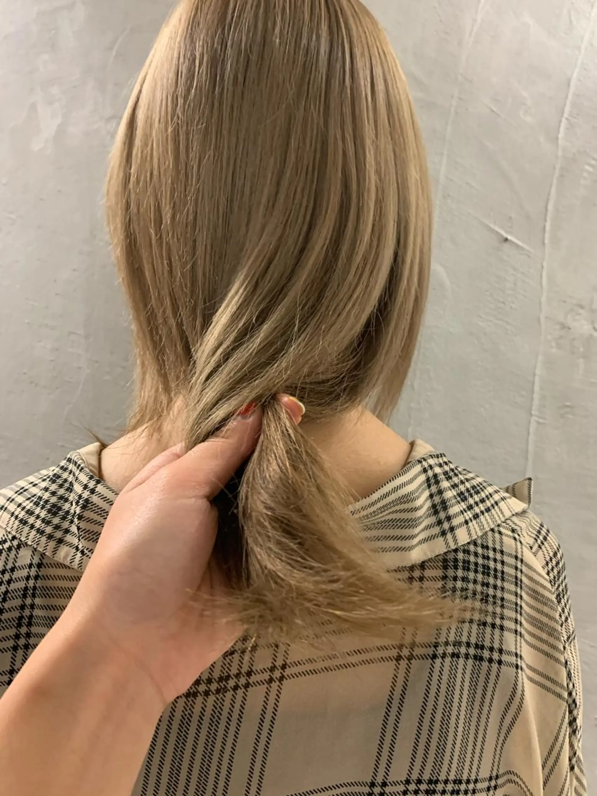 セミロング カラー ベージュカラー ハイトーンカラー ミルクティーベージュ 似合わせカラー🫶 小川千波のヘアスタイル