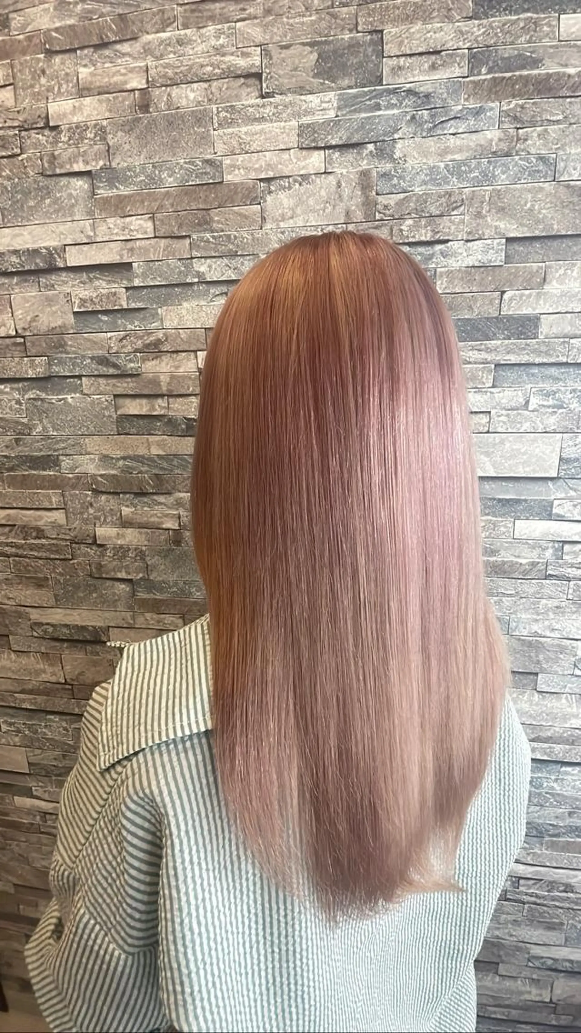 カラー ブリーチ Noa/レイヤー カット🩵パーマのヘアスタイル