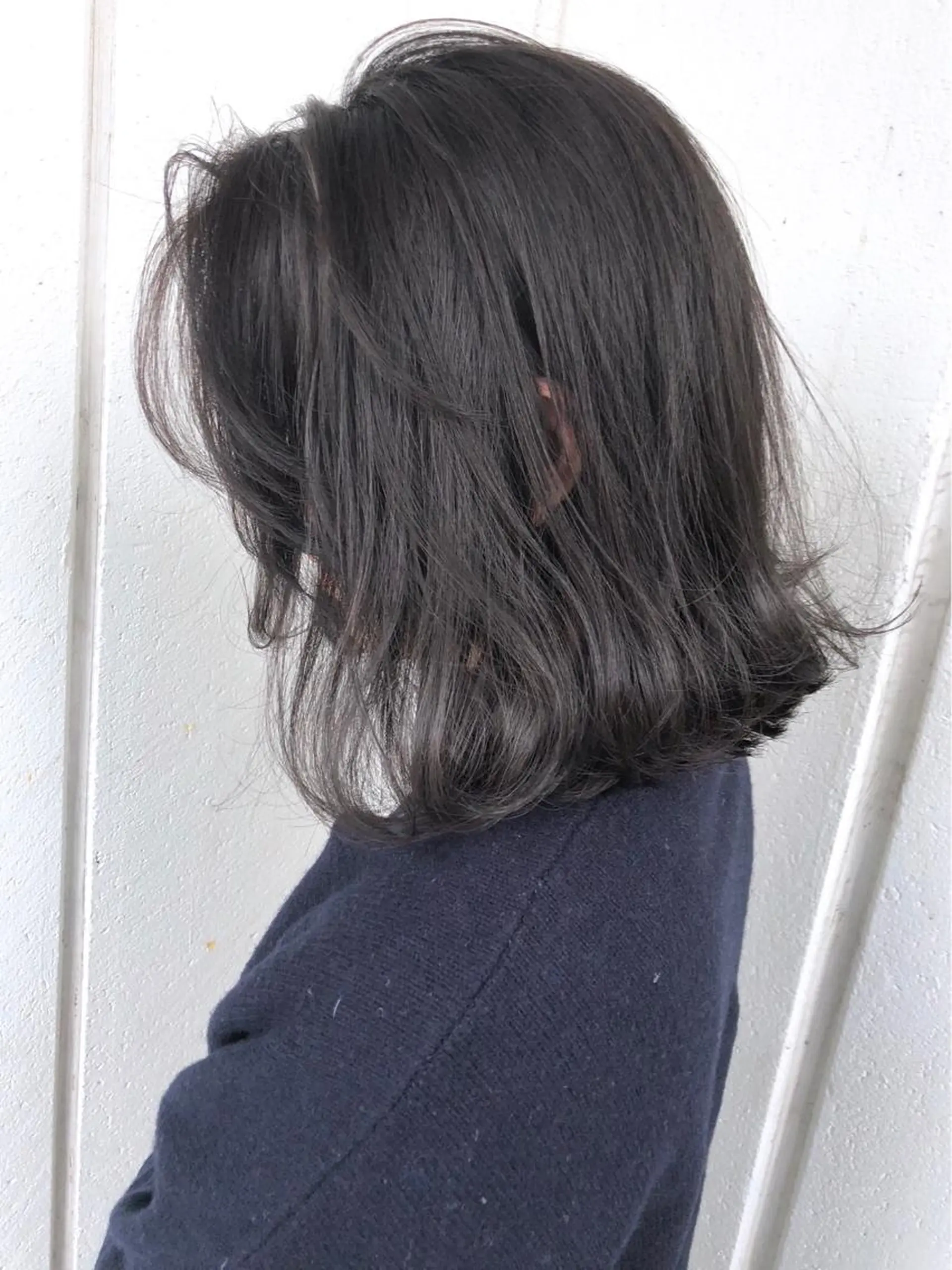ミディアム カラー パーマ アッシュ ブリーチ ダークグレー ブリーチなしカラー 境 健助のヘアスタイル