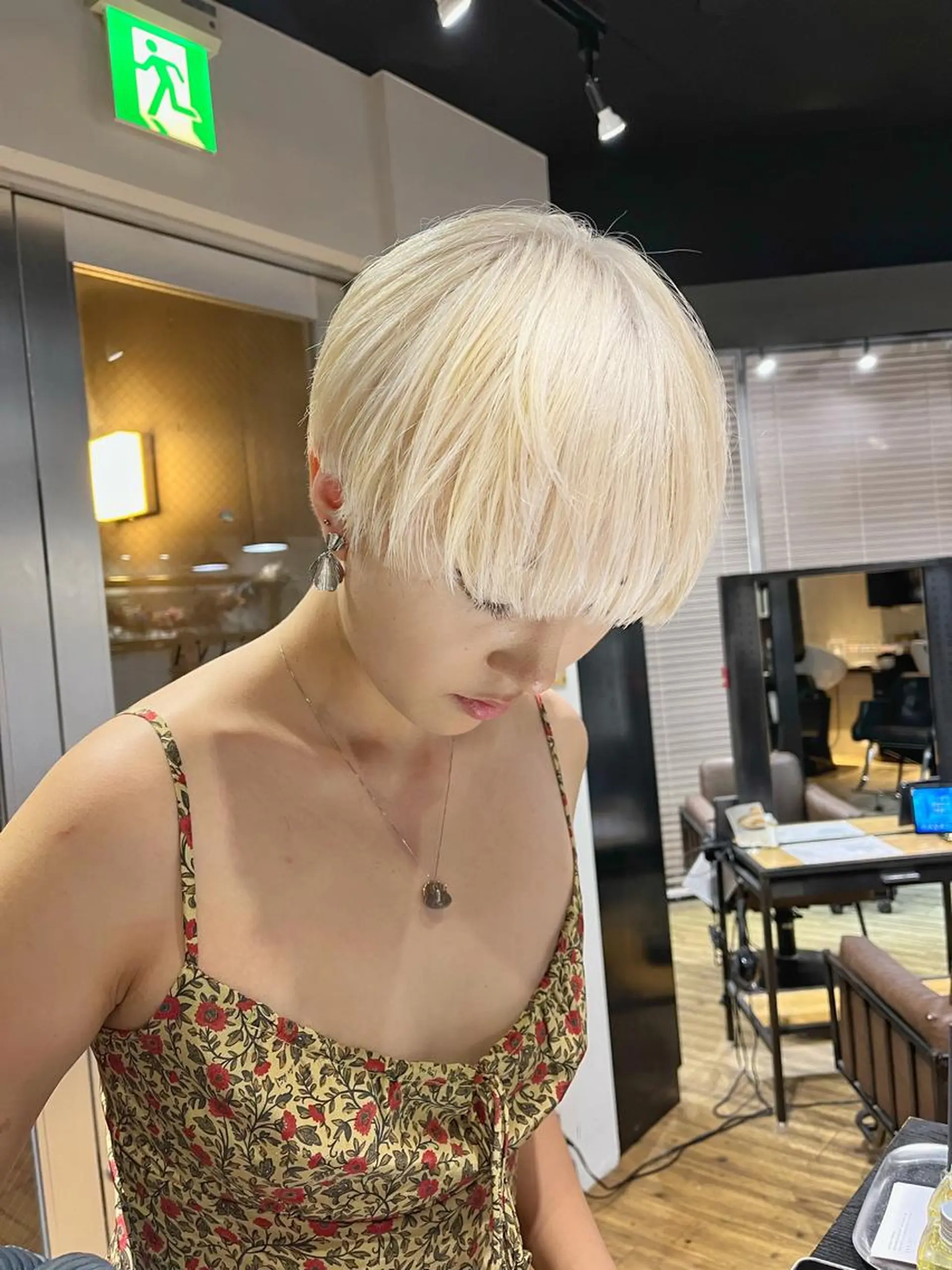 ショート アッシュ ミルクティーブラウン ピンクブラウン レイヤーカット カット ヘアカラー ハイトーンNo.1✨ パーマ✨イマイタツヤのヘアスタイル