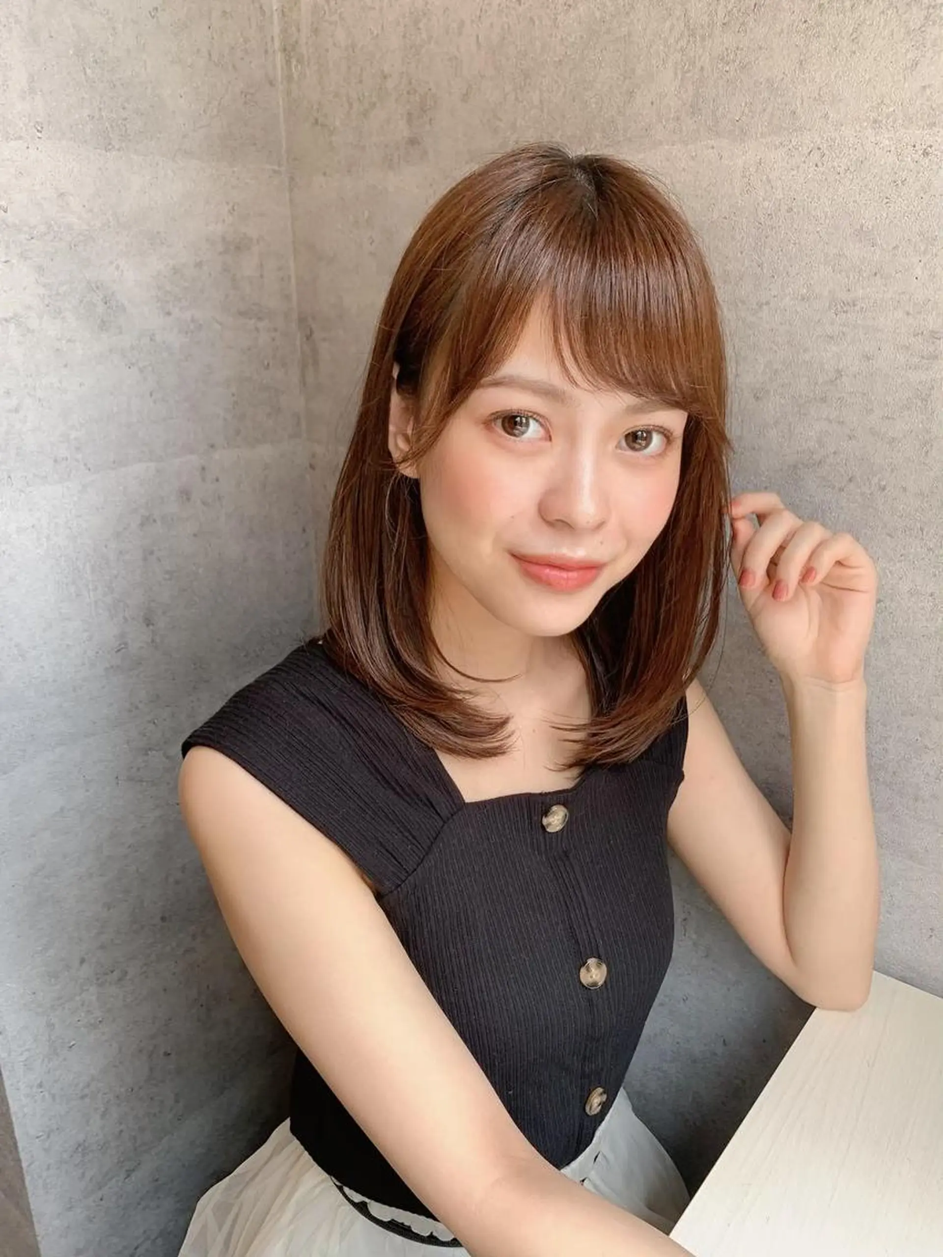 セミロング ボブ 斜めバング 外国人風カラー 伸ばしかけ ハイライト ＿WHITE鳳店 アンダーバーホワイトのヘアスタイル