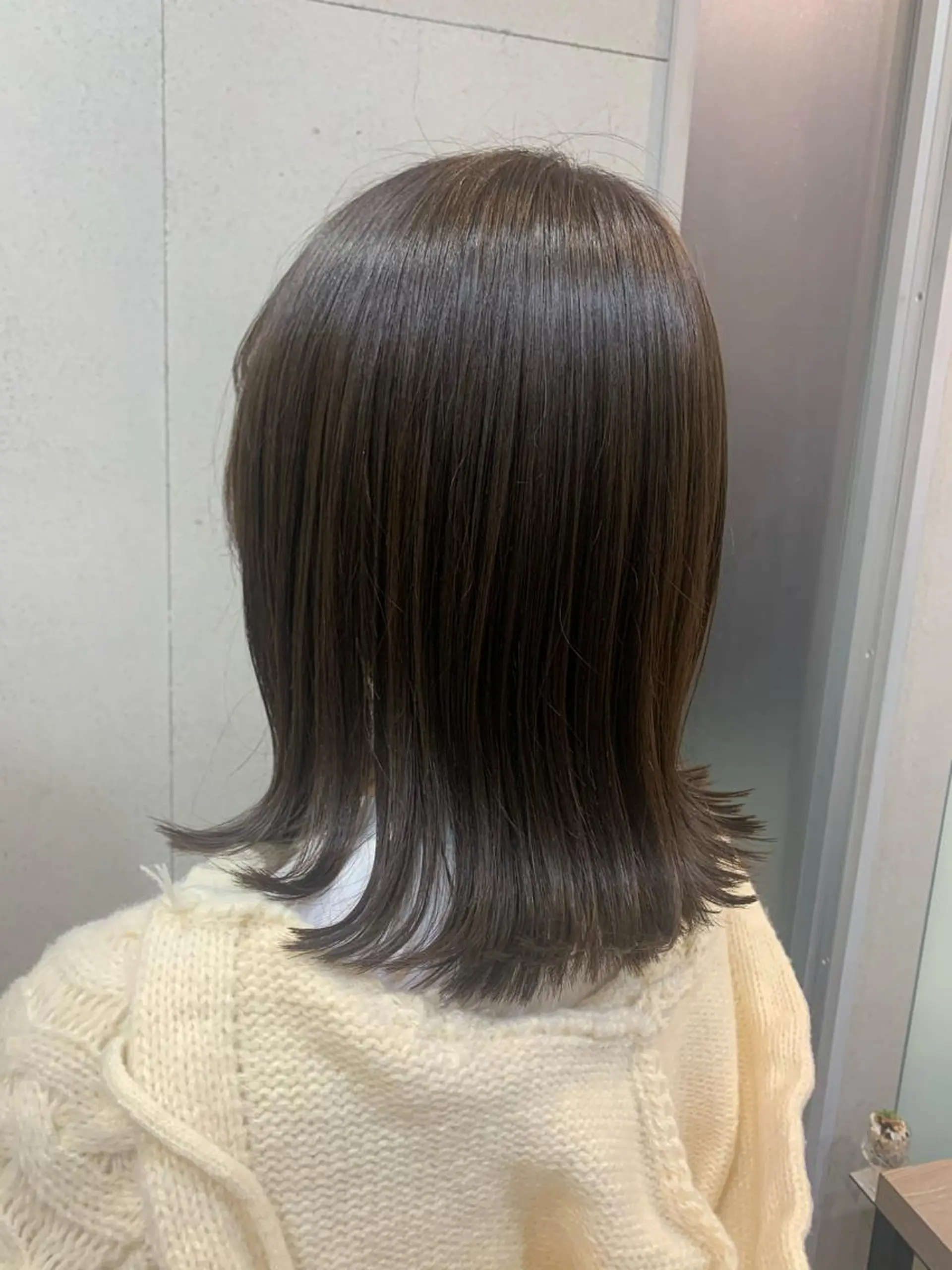 ミディアム アッシュ おせ ちさとのヘアスタイル