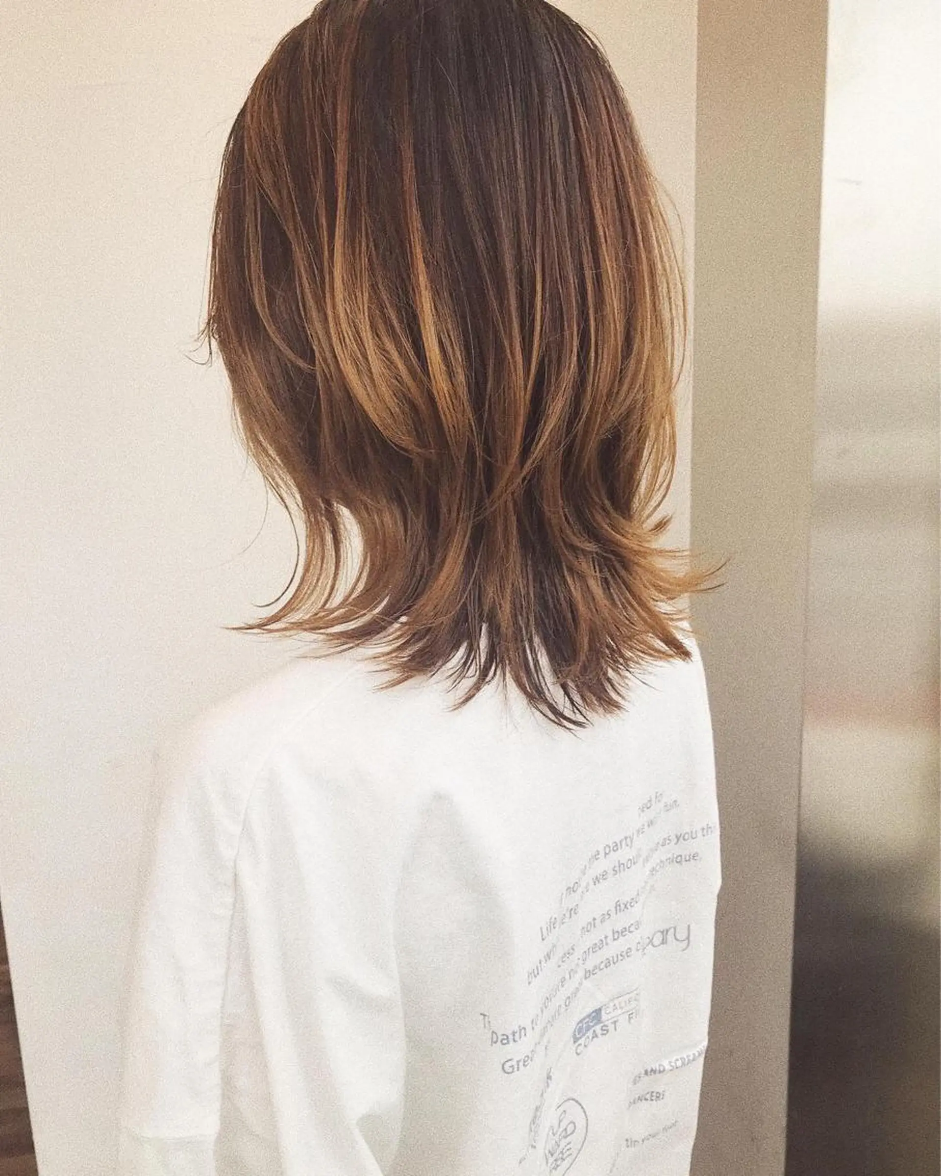 ミディアム レイヤーカット ウルフカット ウルフレイヤー 鎌倉 彩のヘアスタイル