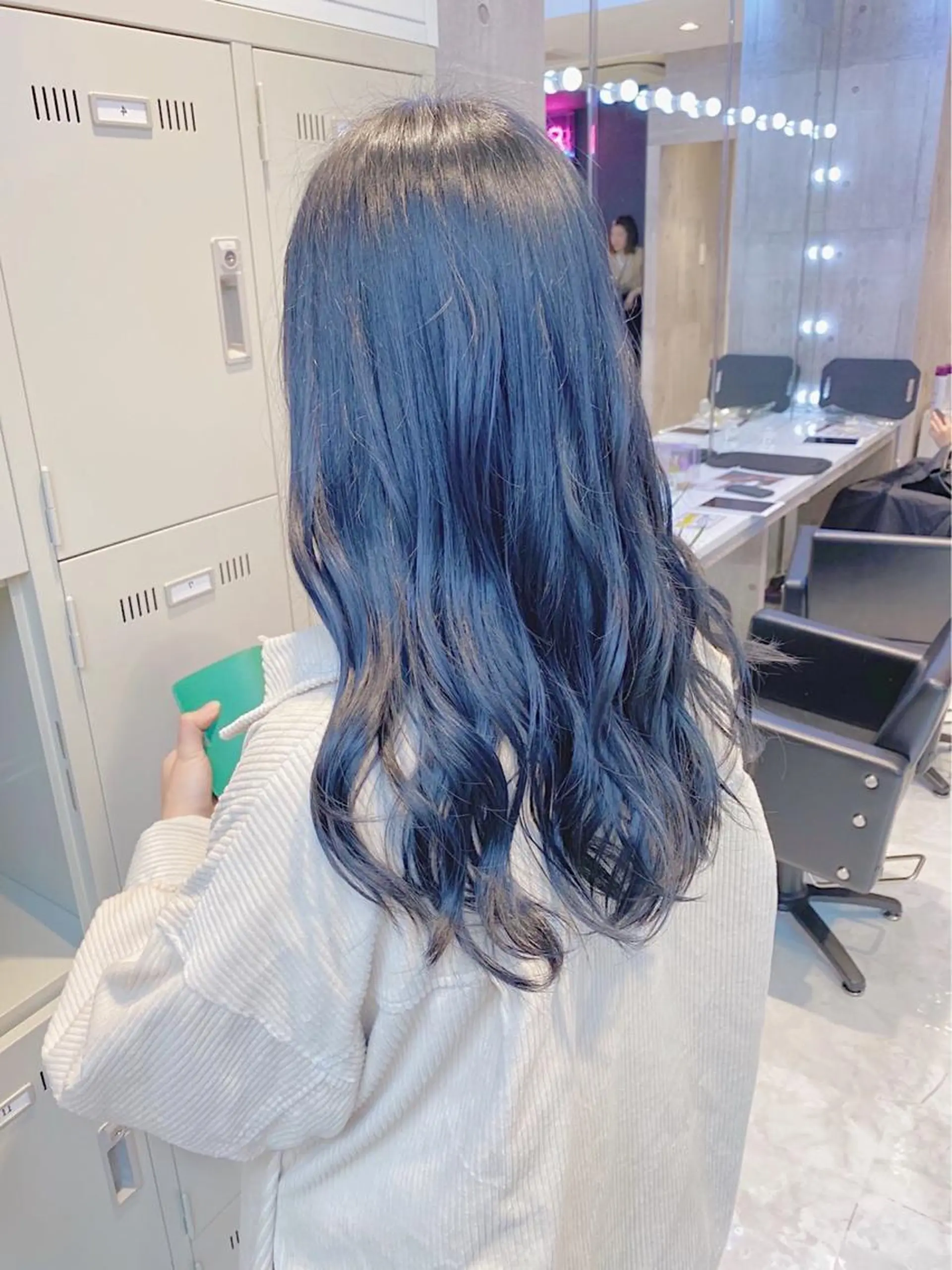 ロング カラー メンズ JuNブリーチに 縮毛矯正するプロのヘアスタイル