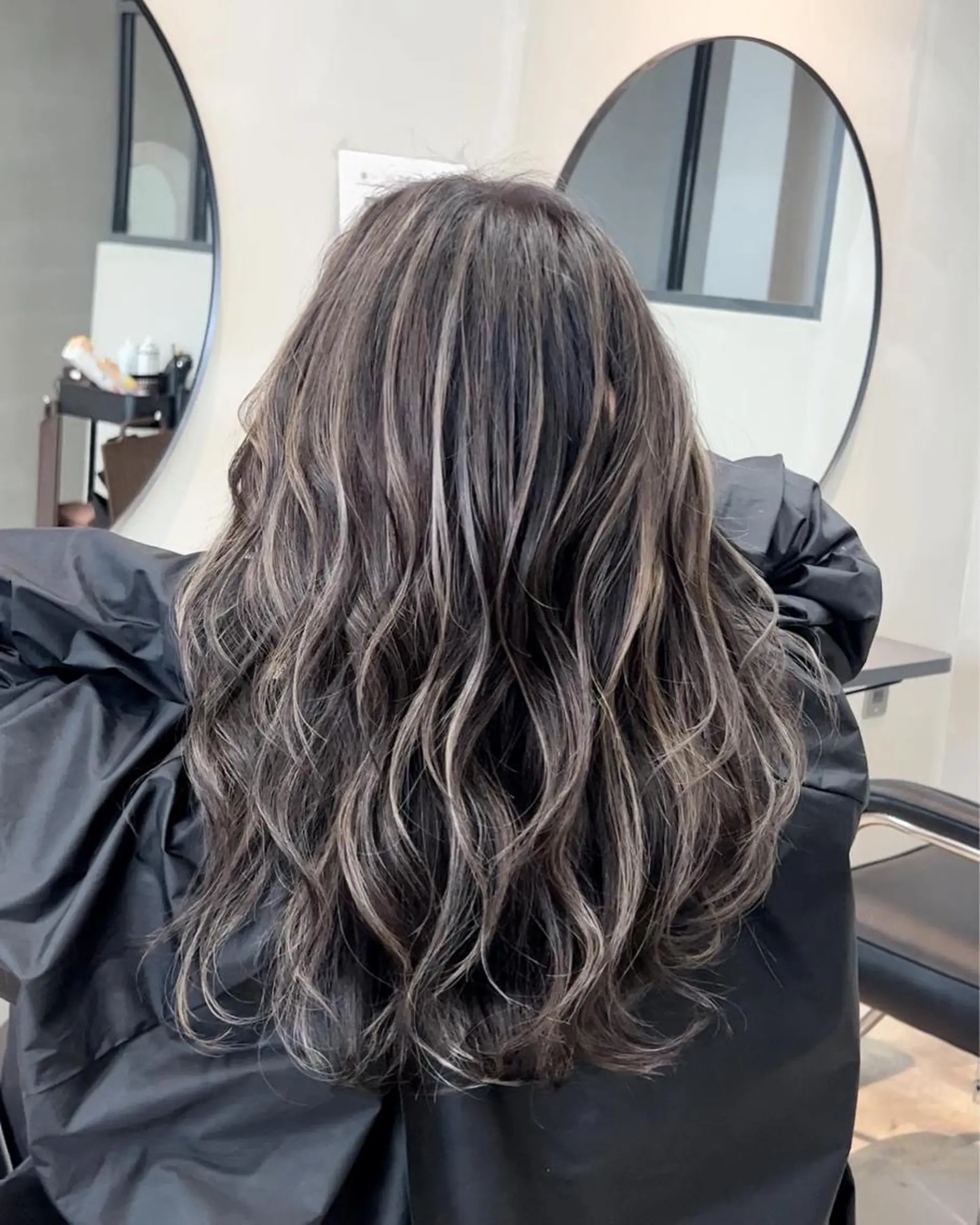 セミロング カラー リサ tonieのヘアスタイル