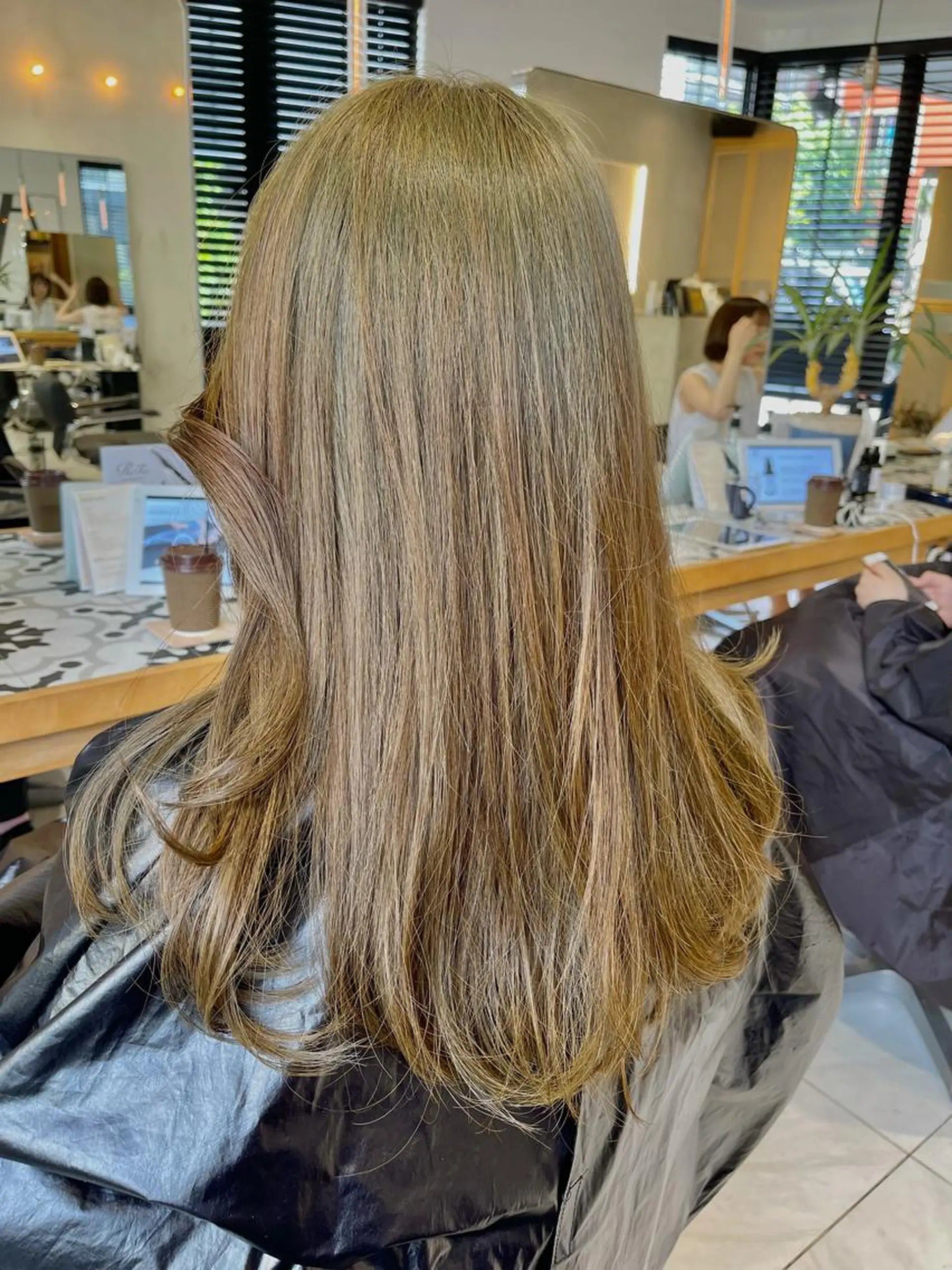 セミロング カラー ベージュカラー ブリーチ オリーブベージュ ラベンダー/レイヤー スタイル🤎mamiのヘアスタイル