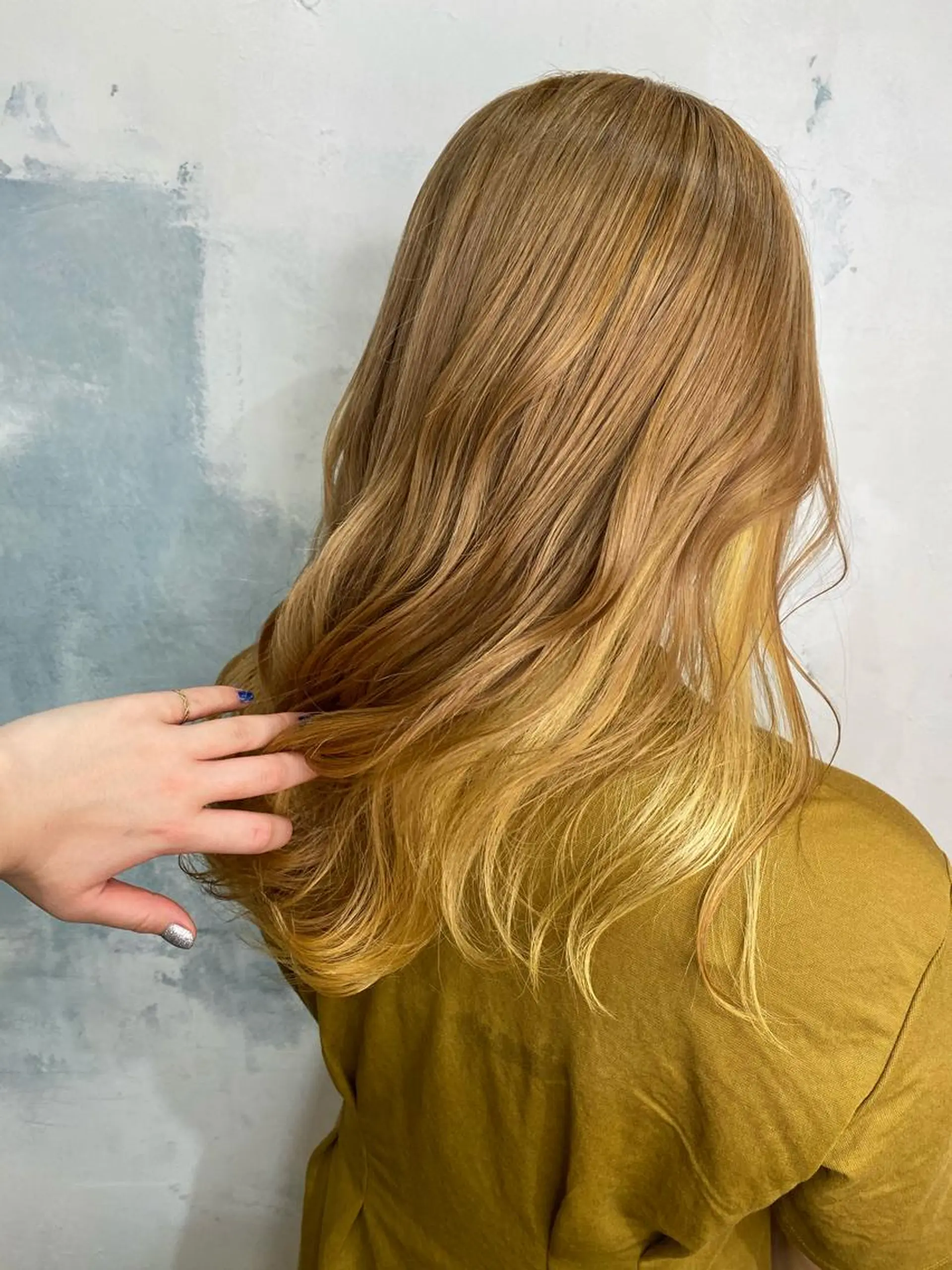 セミロング カラー ベージュカラー ブリーチ インナーカラー イエローカラー ヘアカラー トリートメント 🍑艶髪✖️暖色系 ✨momoka🍑のヘアスタイル