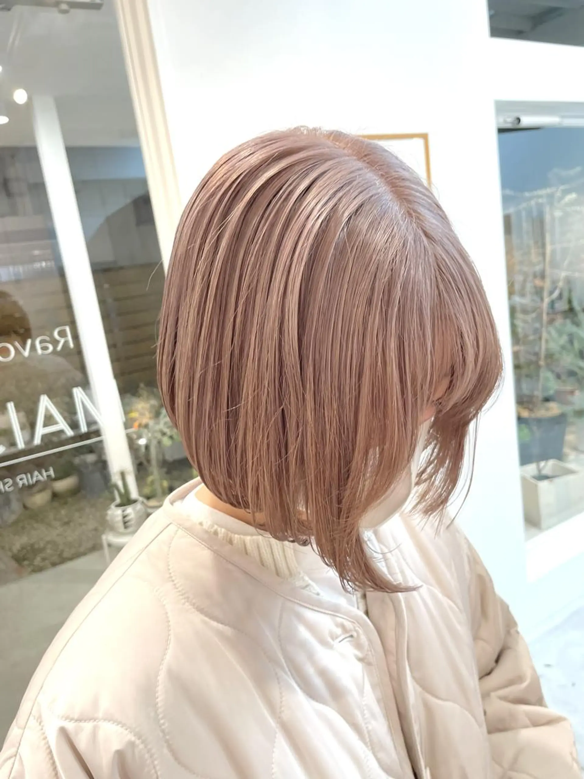 ショート カラー ベージュカラー ブリーチ ケアブリーチ ミルクティーベージュ ブリーチカラーが人気 onnuのヘアスタイル