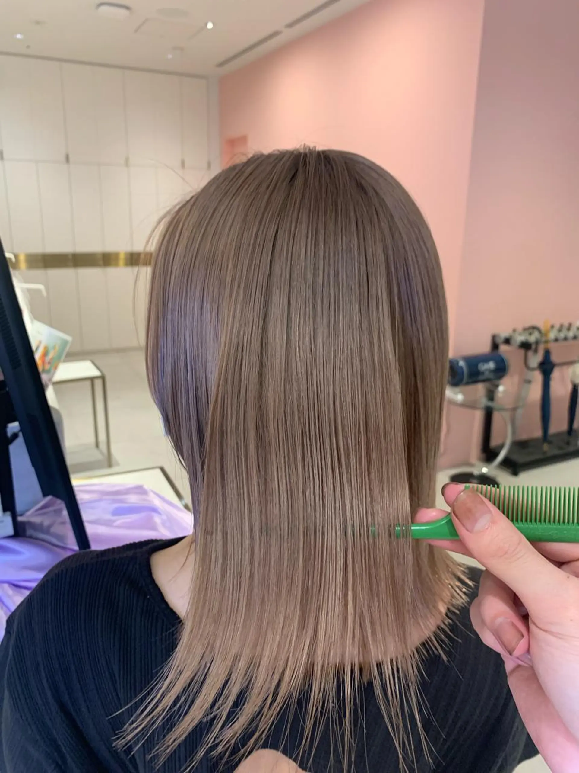 ミディアム カラー 切りっぱなしボブ ベージュカラー ブリーチ グレージュ ボブ カット ヘアカラー トリートメント レイヤー専門家 ダブルカラー修のヘアスタイル