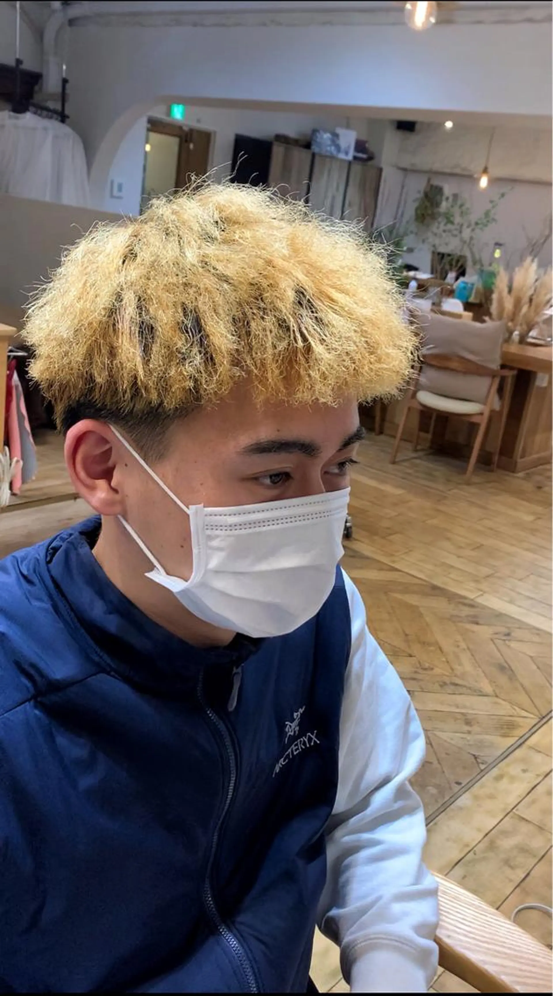 ショート カラー パーマ メンズ メンズブリーチ センターパート フェードカット メンズハイライト メンズハイトーン カット ヘアセット メンズStylist 山根慧のヘアスタイル