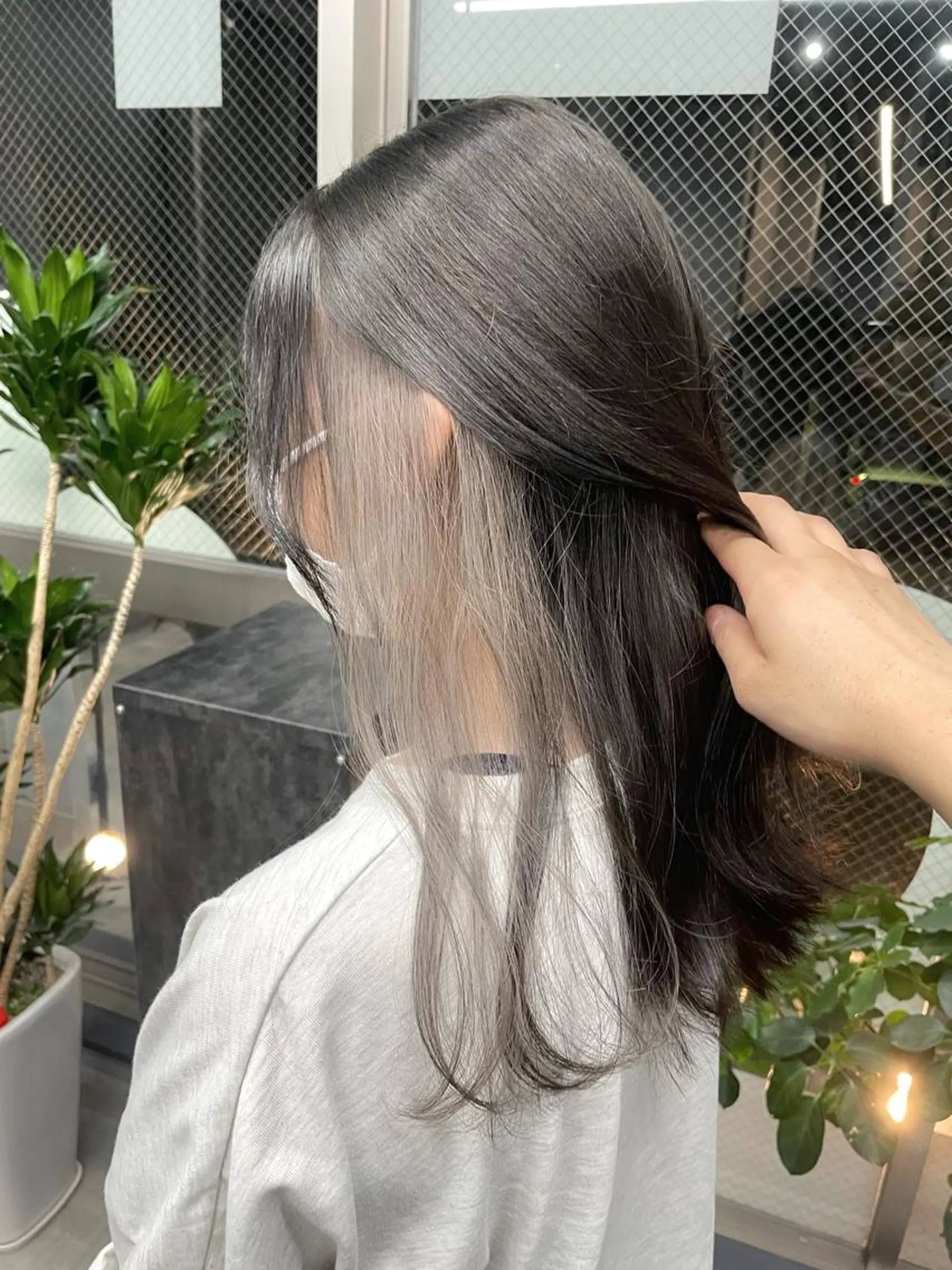 セミロング カラー インナーカラー シルバー 朝倉 海斗のヘアスタイル