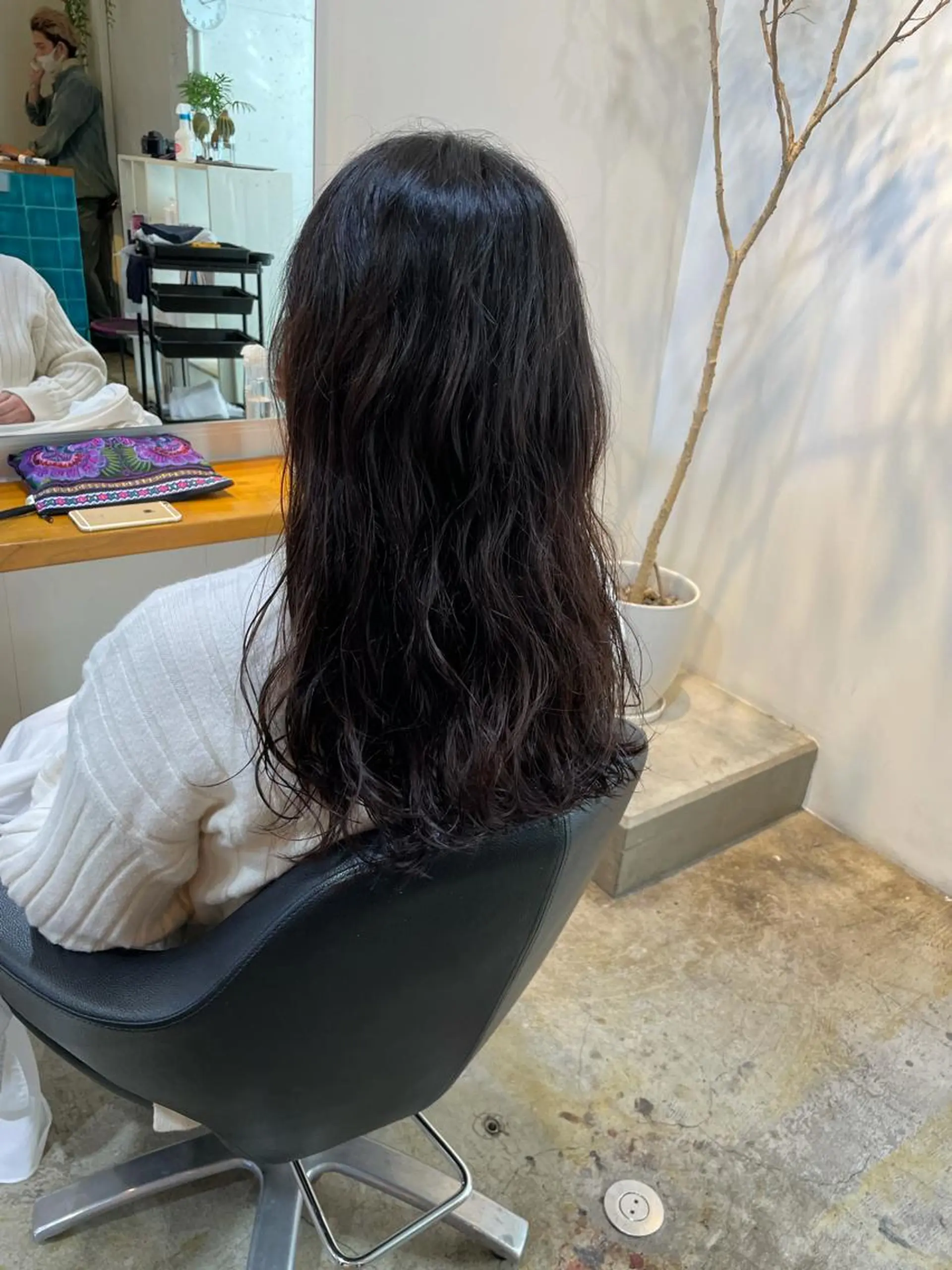 ロング パーマ MIOベージュカラー 柔らかいカラーのヘアスタイル