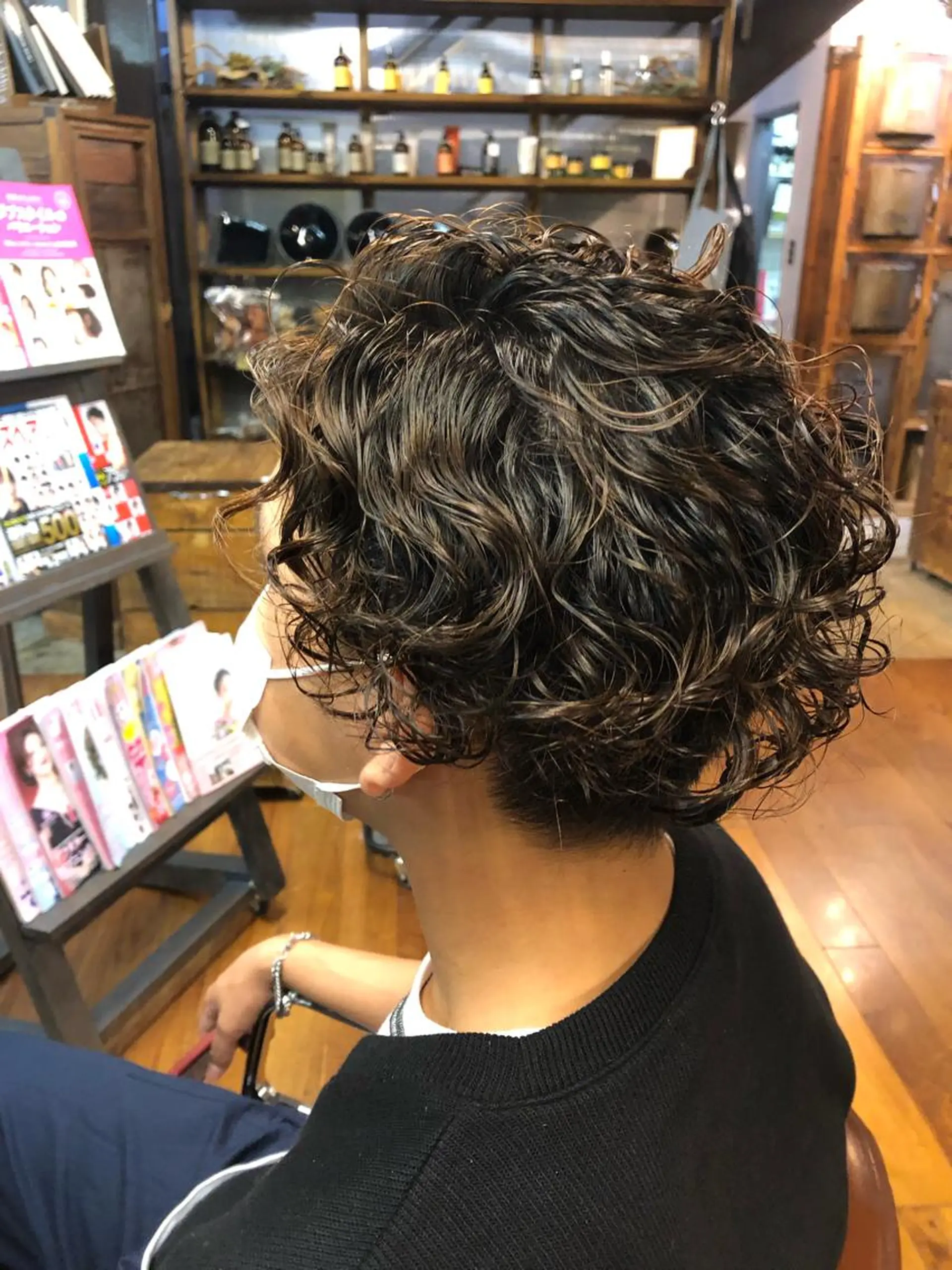 ミディアム パーマ メンズ ミディアムパーマ メンズパーマ スパイラルパーマ カット パーマ 佐藤 美聡のヘアスタイル
