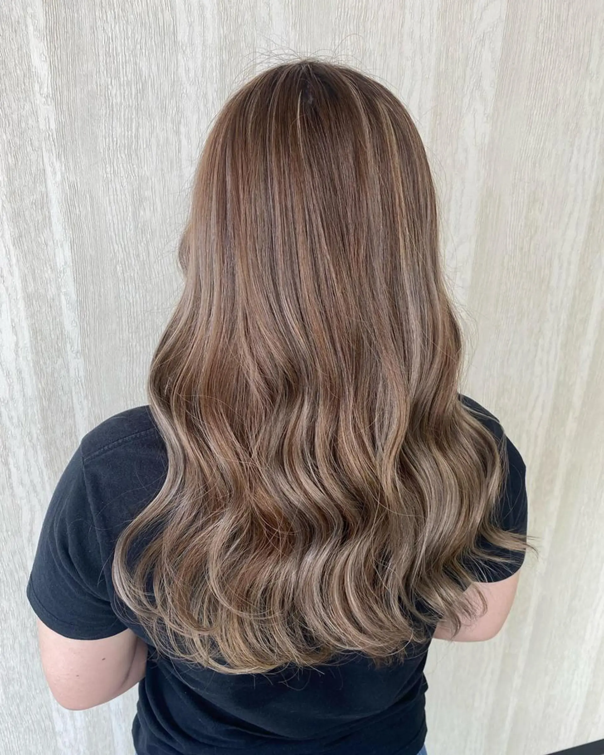 ロング カラー アッシュ ベージュカラー ハイライトカラー ハイトーンカラー ミルクティーベージュ UNDER vr 【アンダーバー】のヘアスタイル