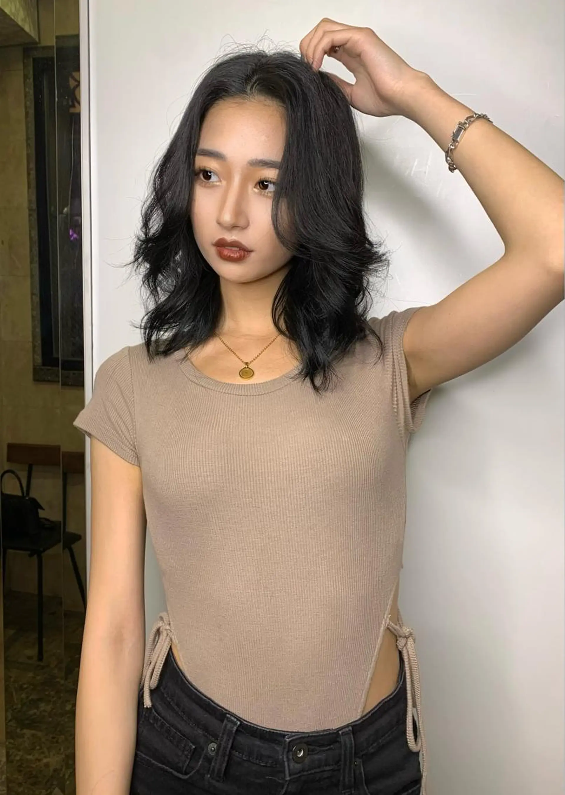 セミロング カラー ヘアアレンジ 🌟小顔レイヤー× 赤み消し透明感カラーのヘアスタイル