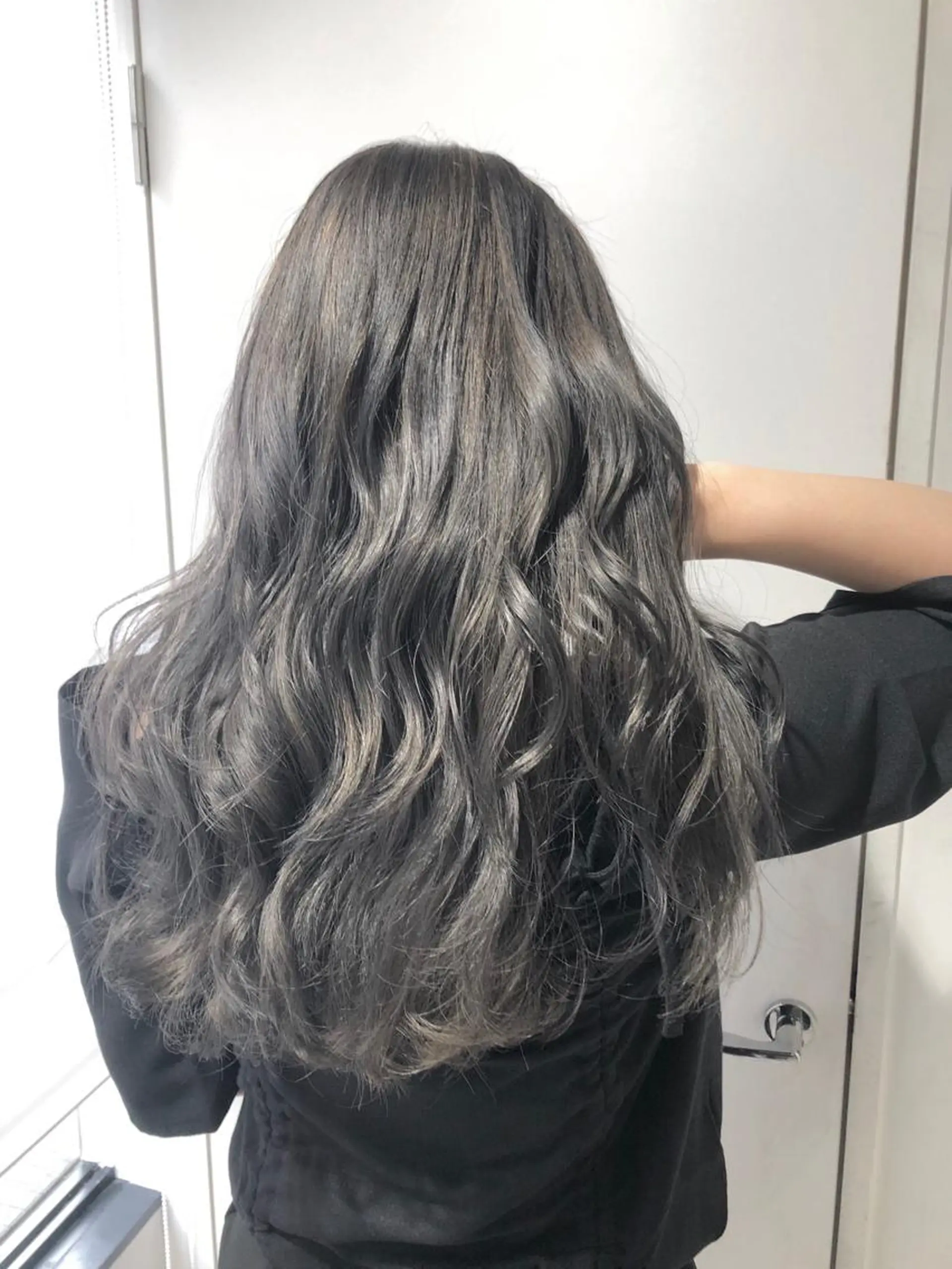 セミロング カラー ブリーチ 白髪ぼかしハイライト バレイヤージュヤマトのヘアスタイル