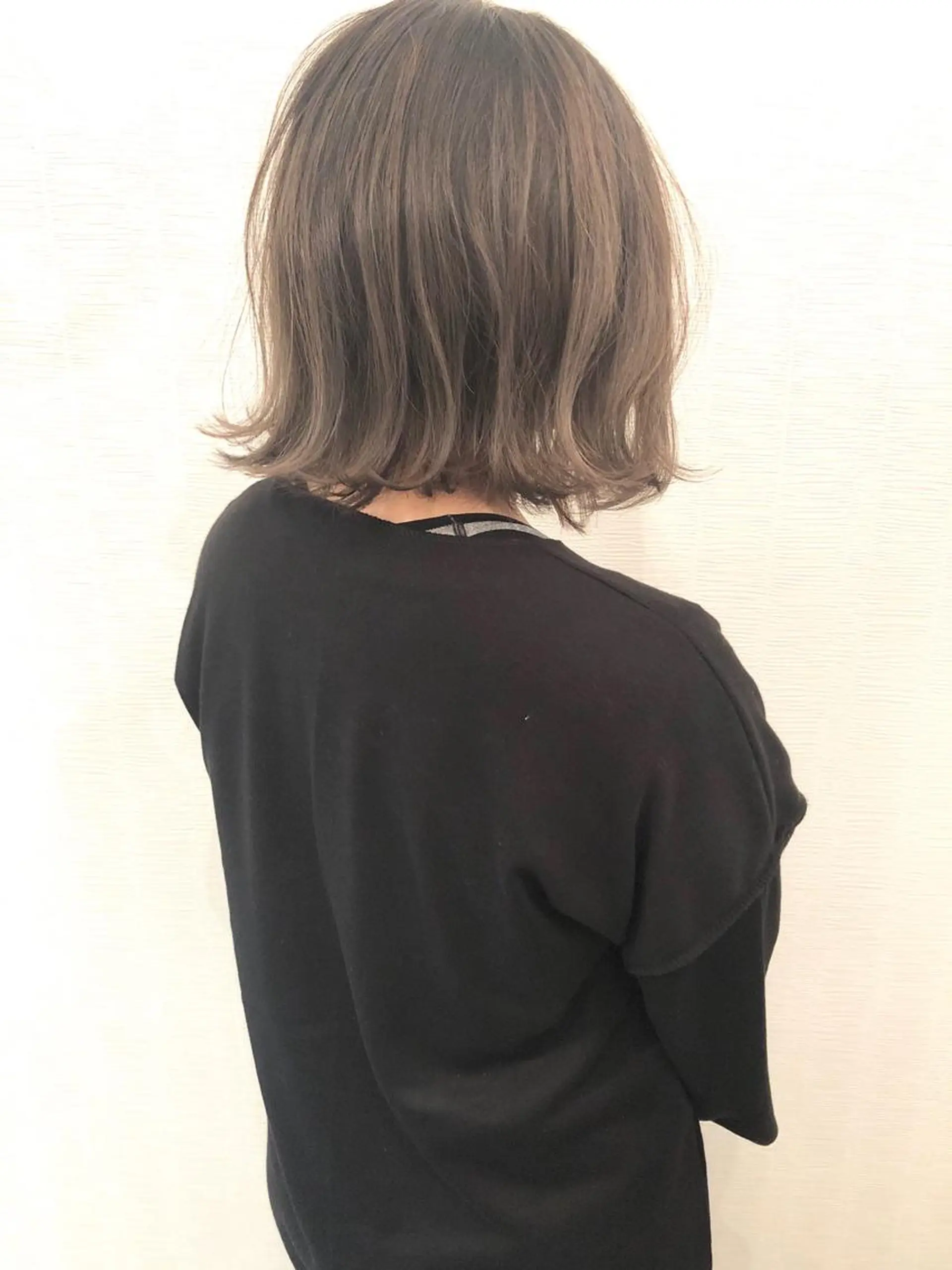 ミディアム カラー バレイヤージュ ブリーチ シルバー レイヤーカット ヘアカラー トリートメント 平川 友希子のヘアスタイル