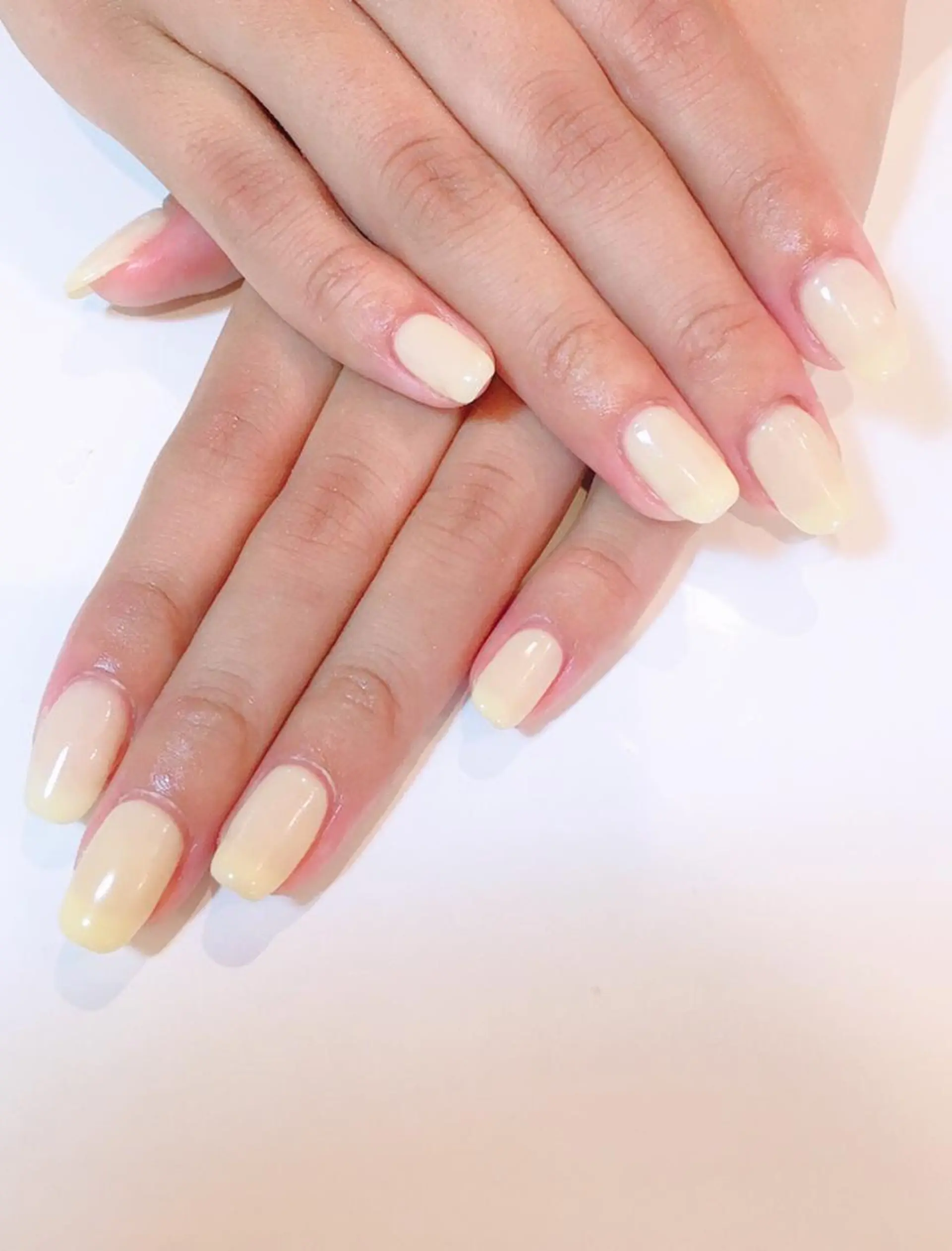 ネイル オフィスネイル シンプルネイル ホワイト 黄色 nailsalon SIMB.のネイルデザイン
