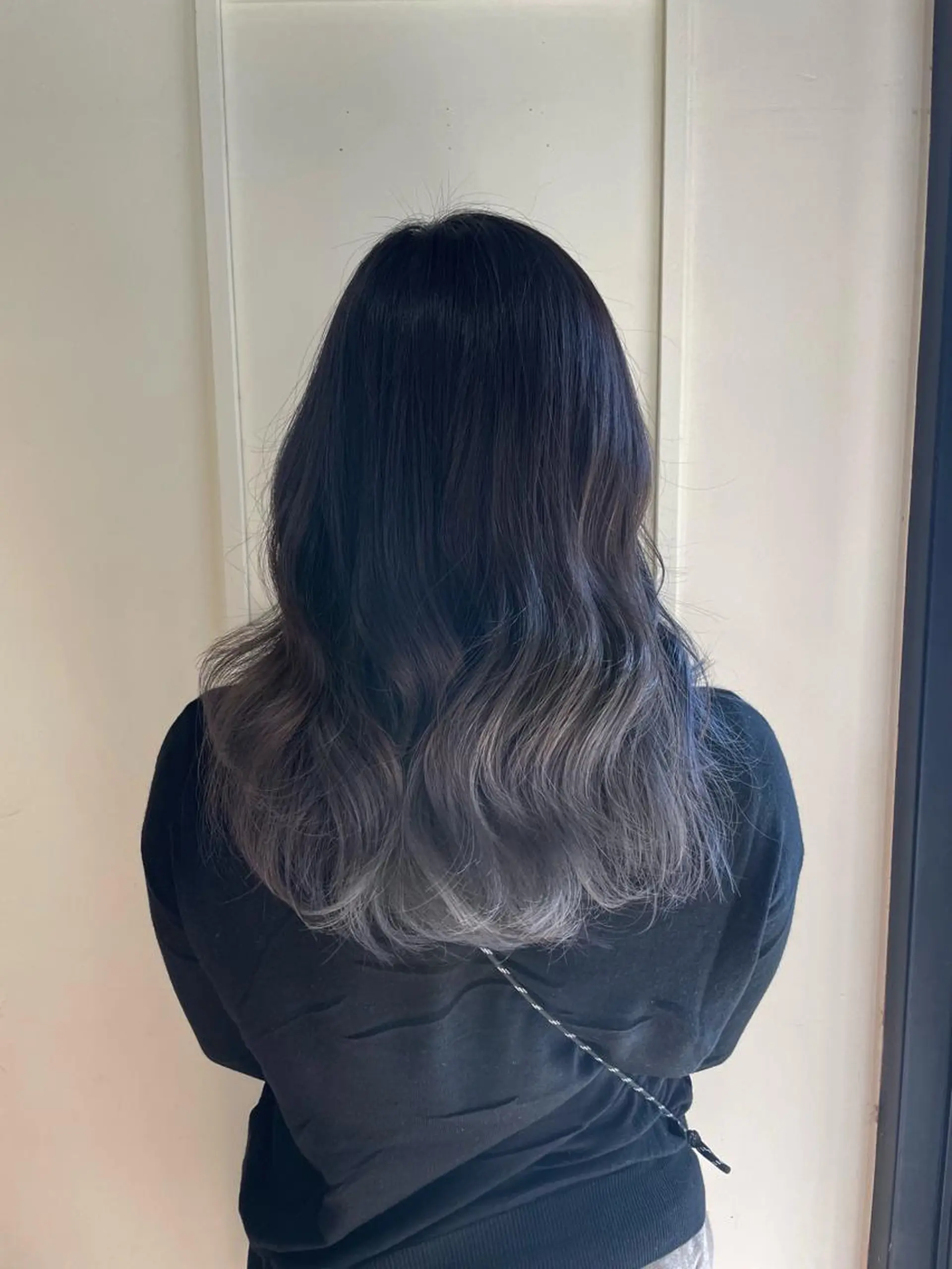 セミロング カラー ヘアアレンジ アッシュ グラデーションカラー シルバー シルバーアッシュ ナガミネアリサ/ 学芸大学/海外ヘアのヘアスタイル