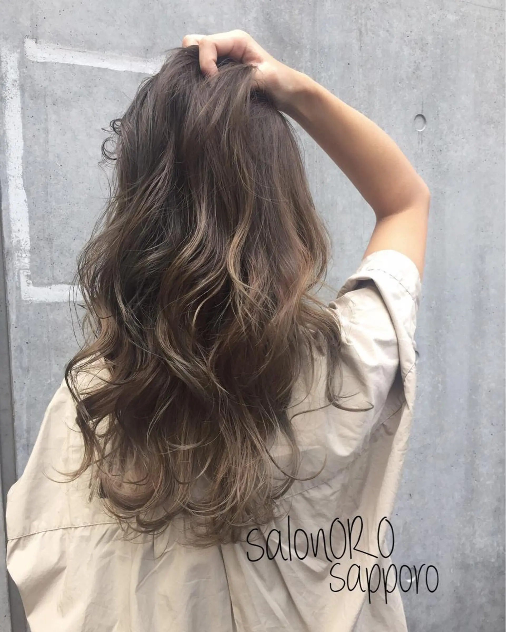 ロング カラー ブリーチ グラデーションカラー グレージュ オリーブグレージュ オリーブグレー toiro by lien hair atelier所属・池田 真由美のヘアスタイル