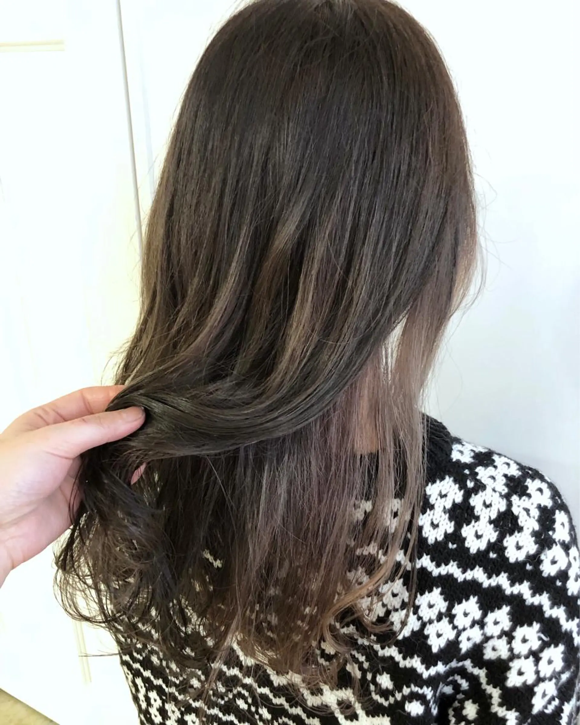 ロング カラー MIOベージュカラー 柔らかいカラーのヘアスタイル