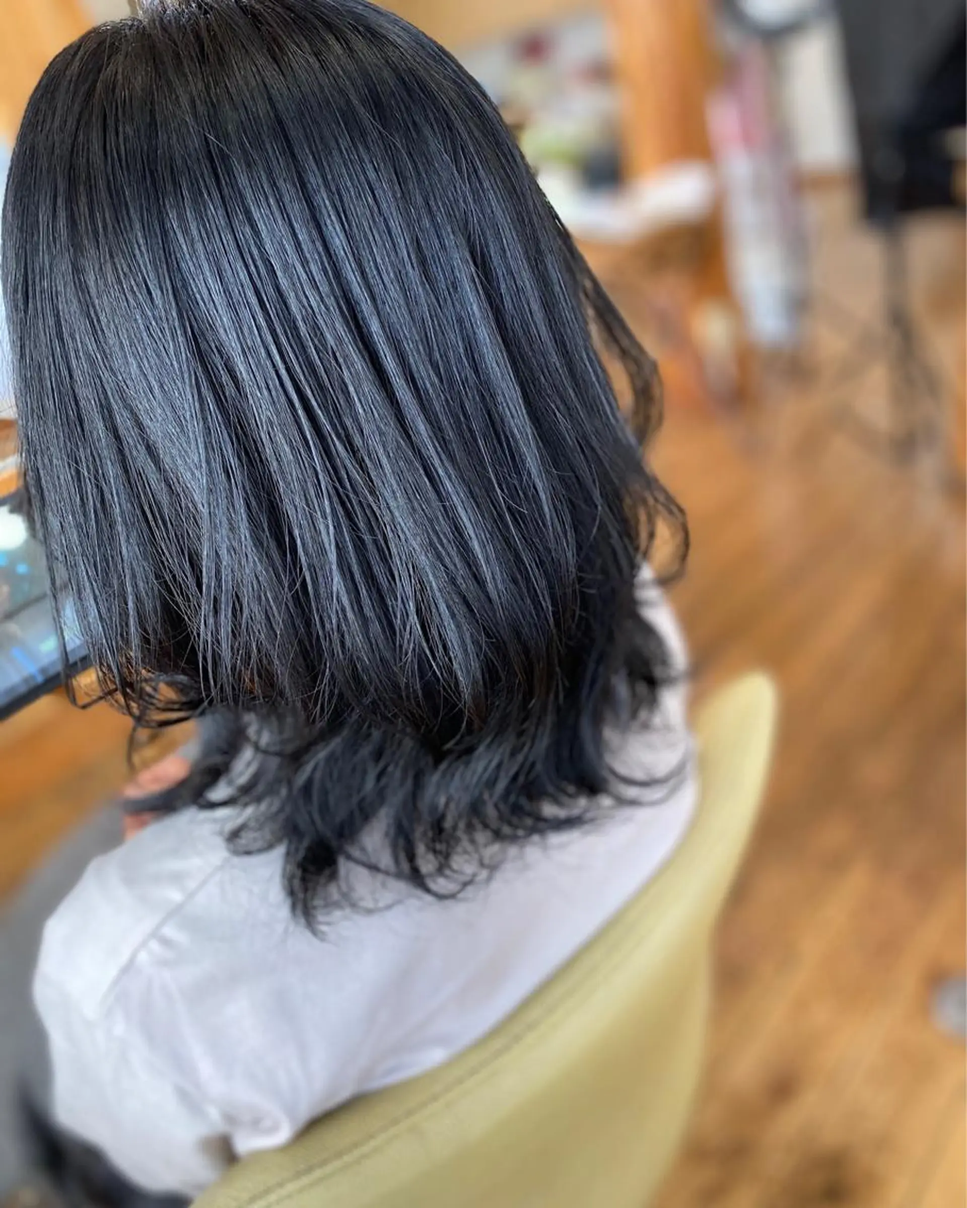 セミロング カラー 黒髪 ブルーカラー ブルージュ 荒木 ひろかのヘアスタイル