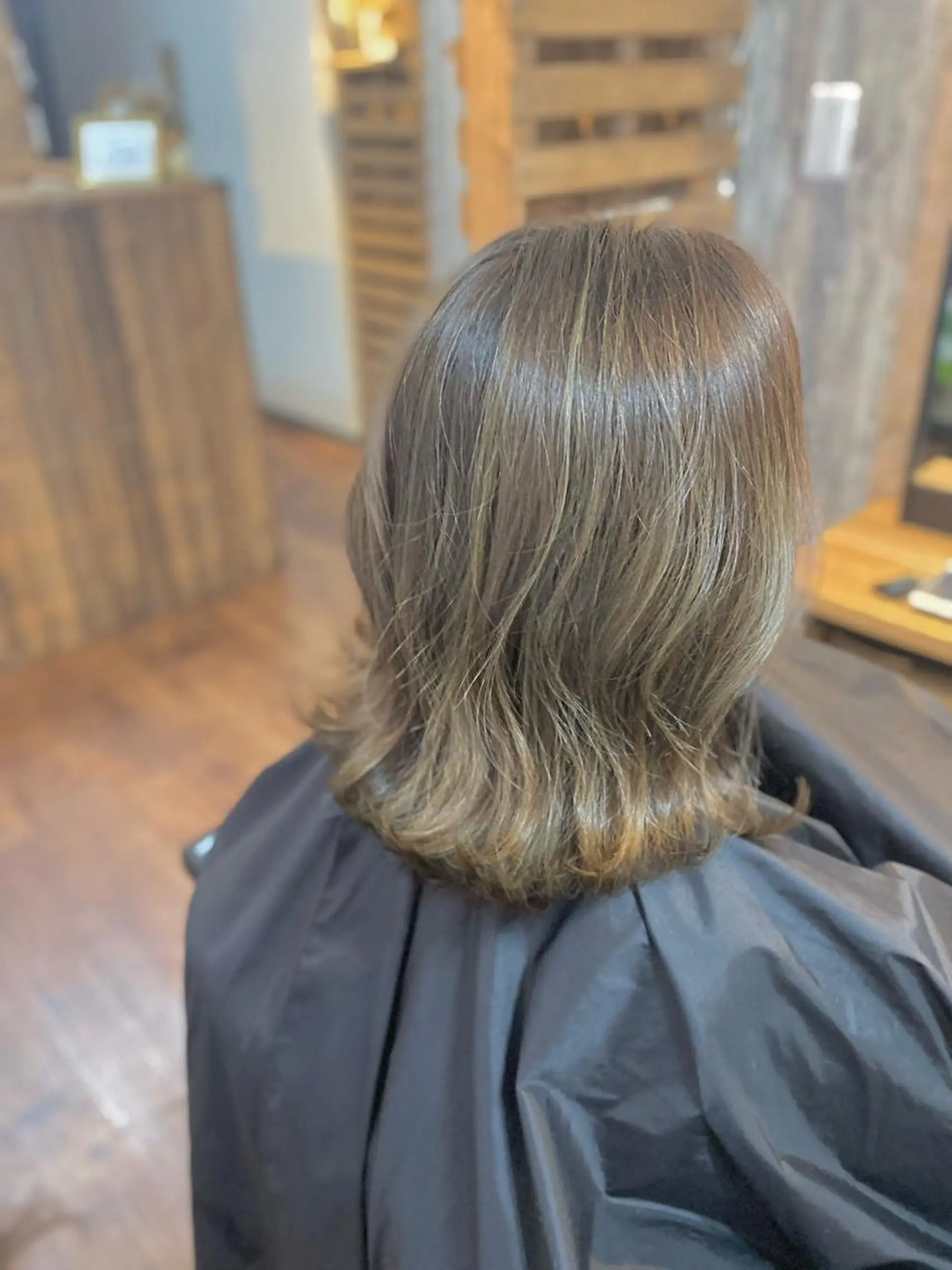 ミディアム カラー グレージュ ハイライトカラー ハイライト トリートメント カット ヘアカラー トリートメント Luzir⭐︎ GEN⭐︎のヘアスタイル