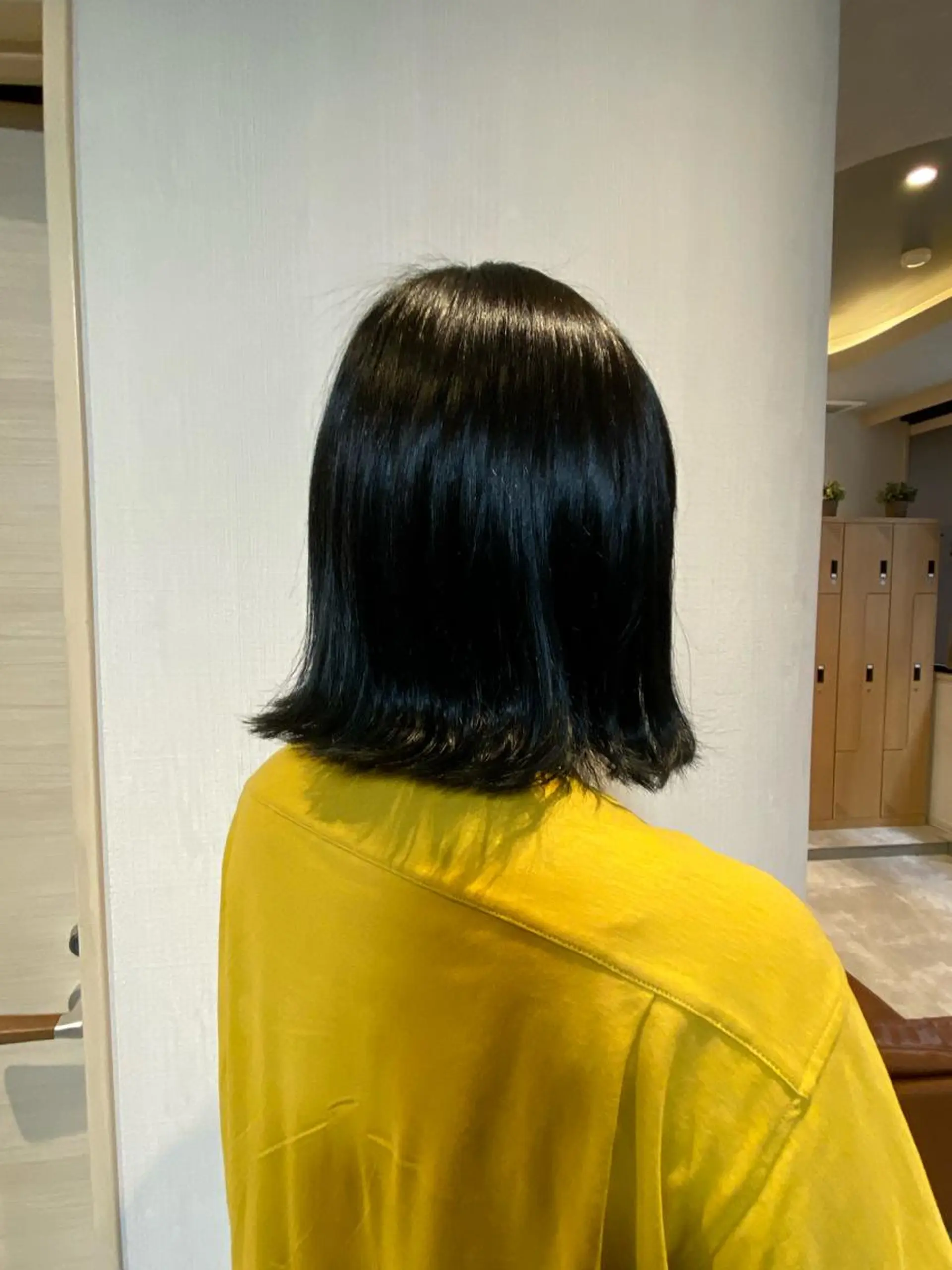 カラー 切りっぱなしボブ 黒髪 ブリーチ ブルーカラー ブルーブラック 中島 奈々のヘアスタイル