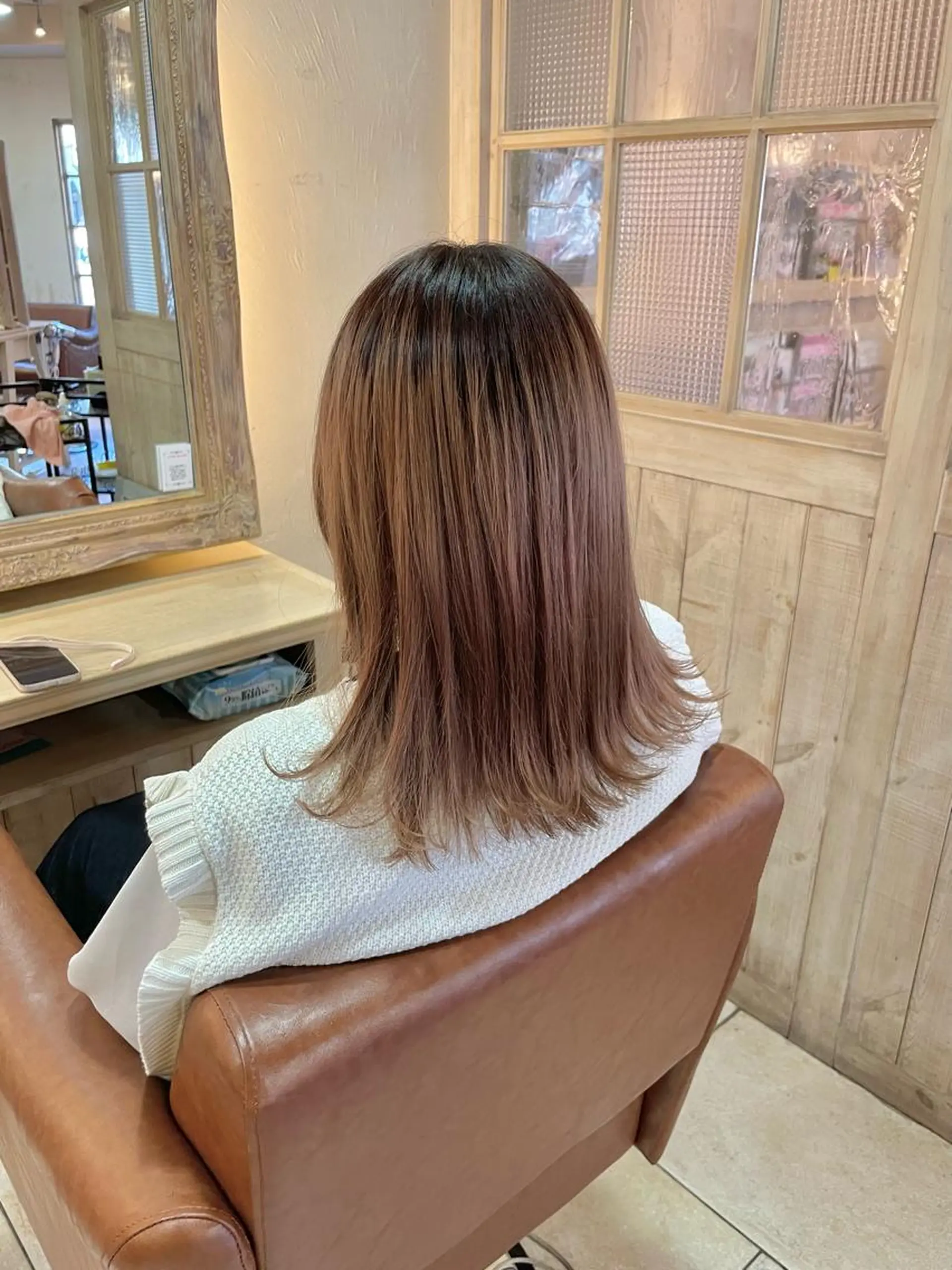 ミディアム 外ハネヘア 前平 友慈のヘアスタイル