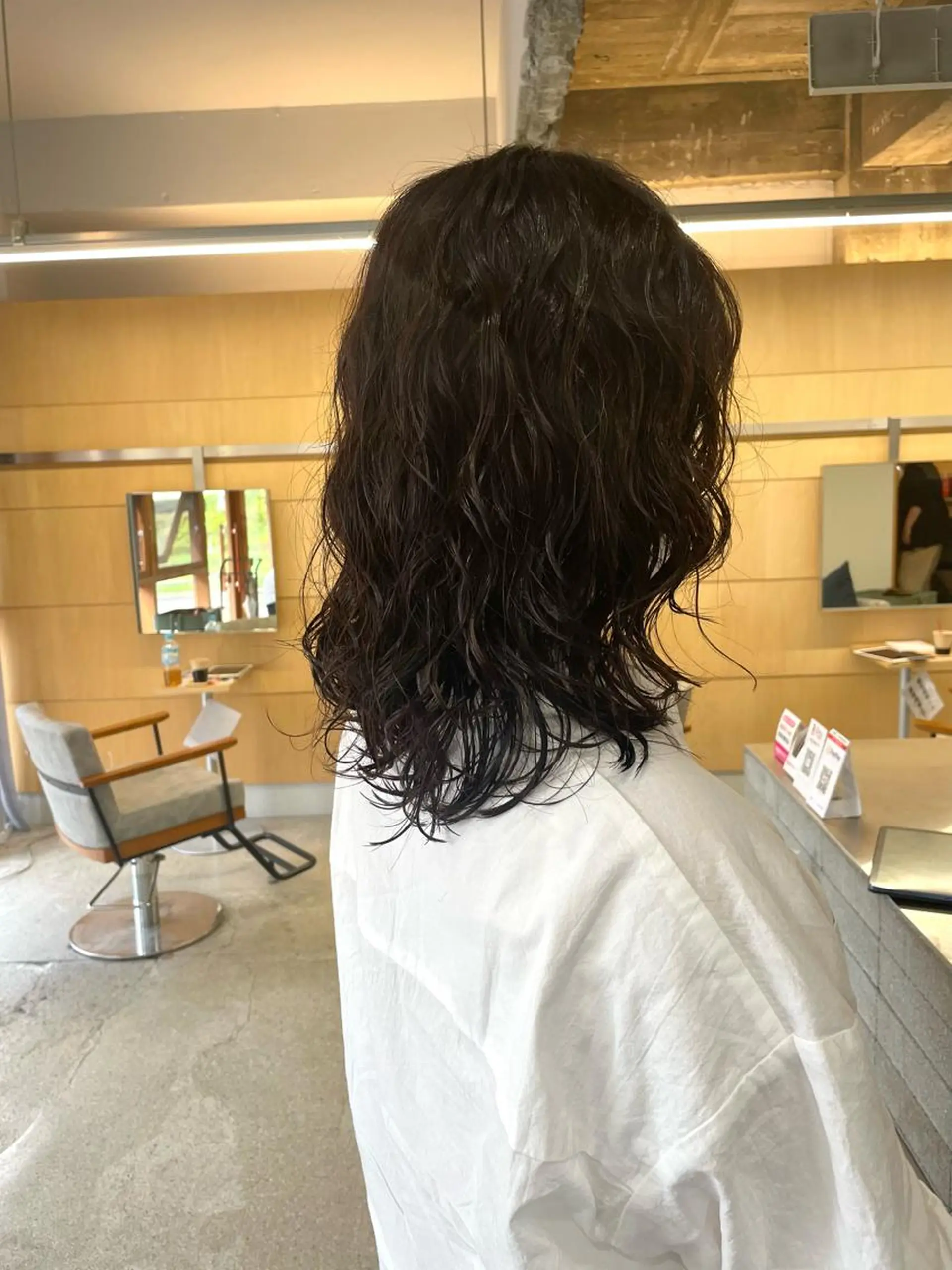 ミディアム パーマ ミディアムパーマ レイヤーカット 髪質改善×美髪矯正 艶髪カラー 阪口のヘアスタイル