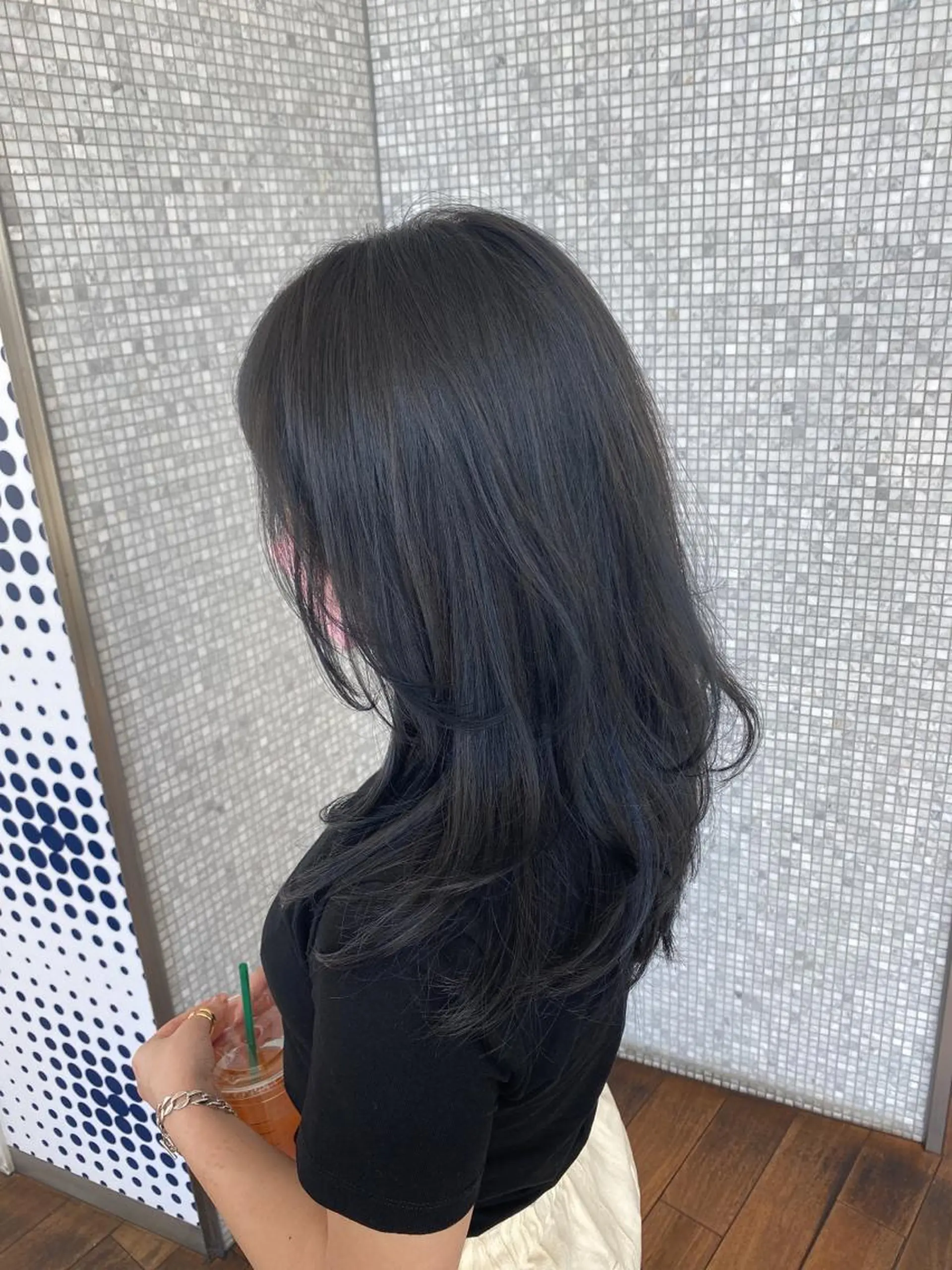 ロング カラー 黒髪 ブリーチ ブルーカラー ブルーブラック 透明感カラー カット ヘアカラー トリートメント 誰より丁寧なカット/ 小林輝/レイヤーのヘアスタイル