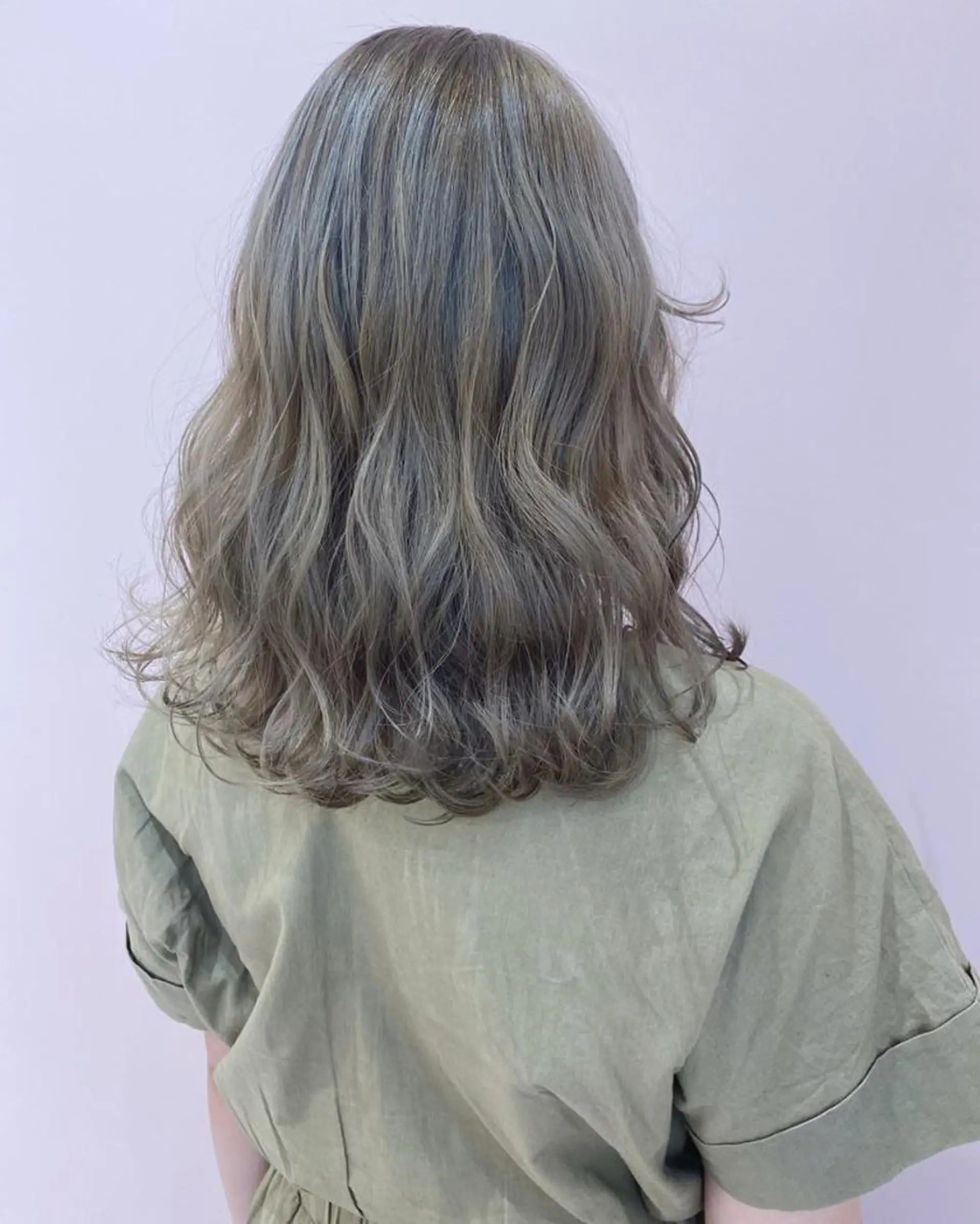 ミディアム カラー グレージュ シルバー シルバーグレージュ 西本 夏美のヘアスタイル