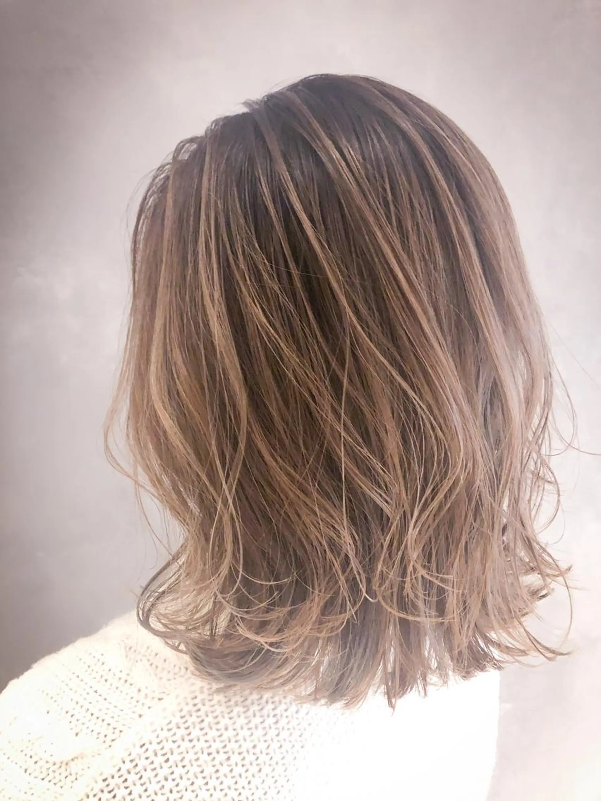 ミディアム カラー アッシュ バレイヤージュ ベージュカラー ブリーチ レイヤーカット 長谷川 沙紀のヘアスタイル