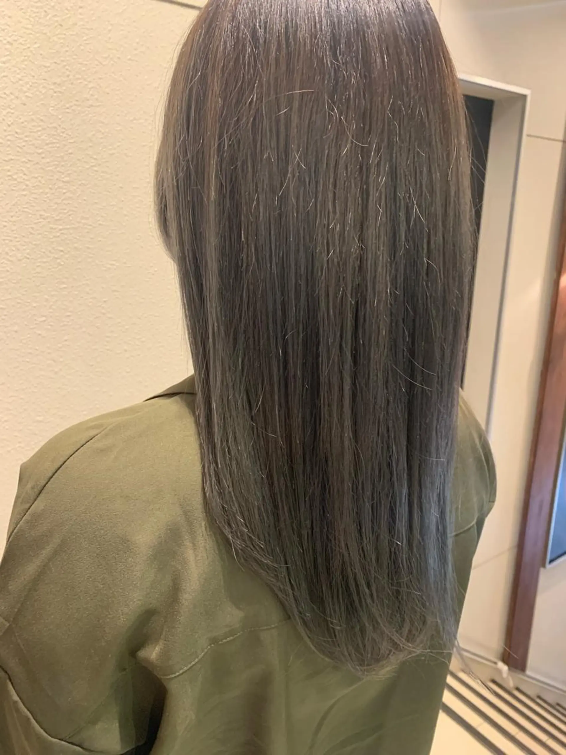 ロング カラー アッシュ ブリーチ グラデーションカラー シルバー シルバーアッシュ ヘアカラー トリートメント 藤本 麻衣のヘアスタイル