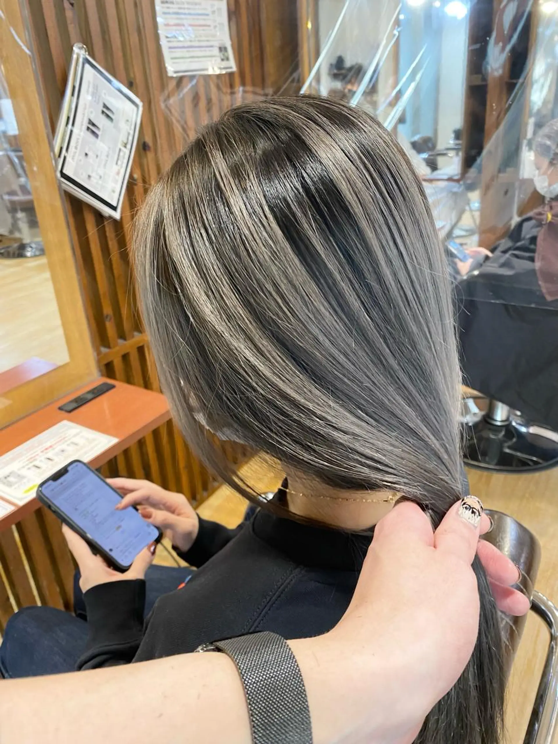 セミロング カラー 白髪ぼかし バレイヤージュ志鎌のヘアスタイル