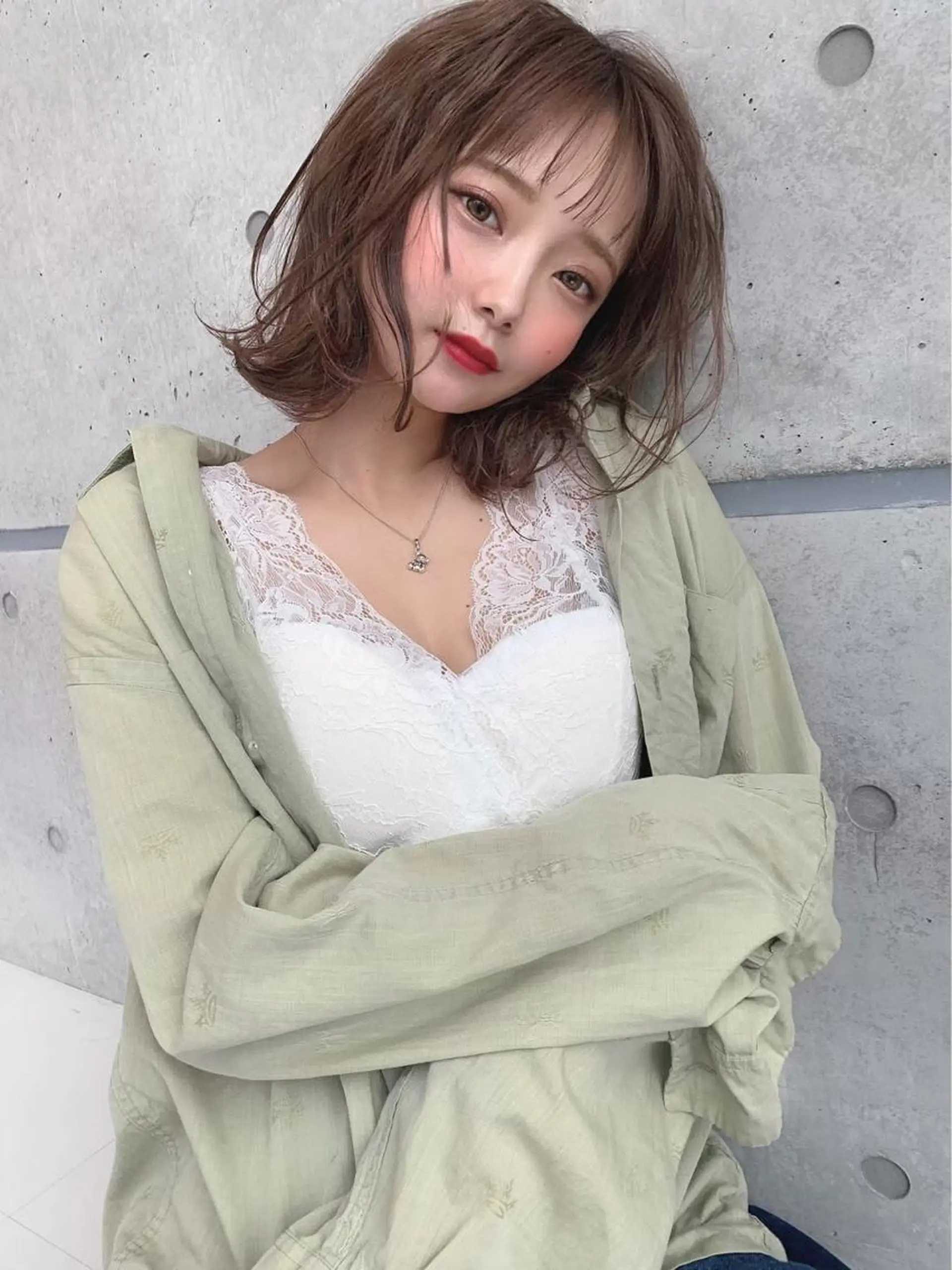 ミディアム カラー レイヤーカット 透明感カラーのヘアスタイル