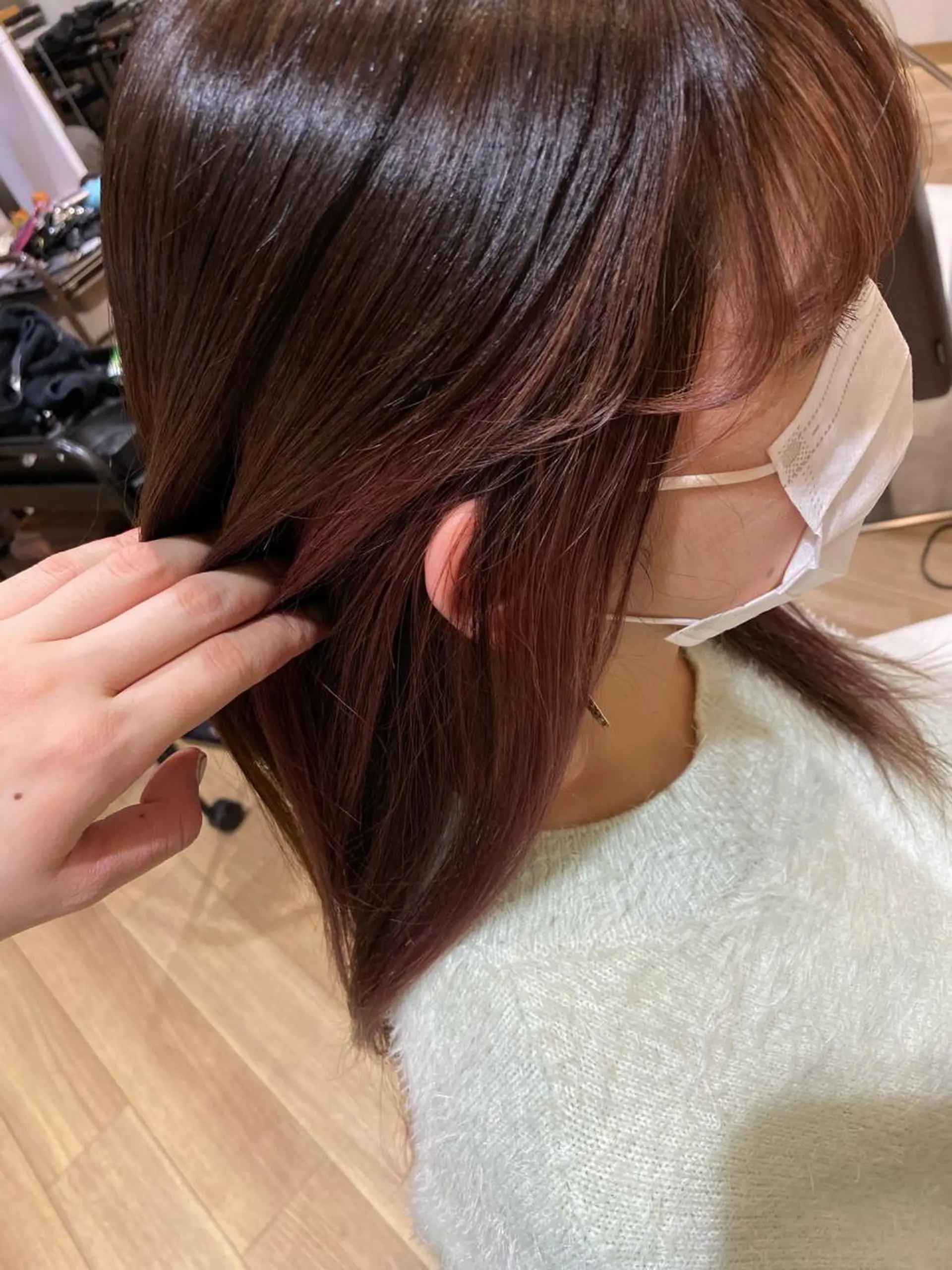 セミロング カラー インナーカラー ピンクカラー 斎藤 愛菜のヘアスタイル