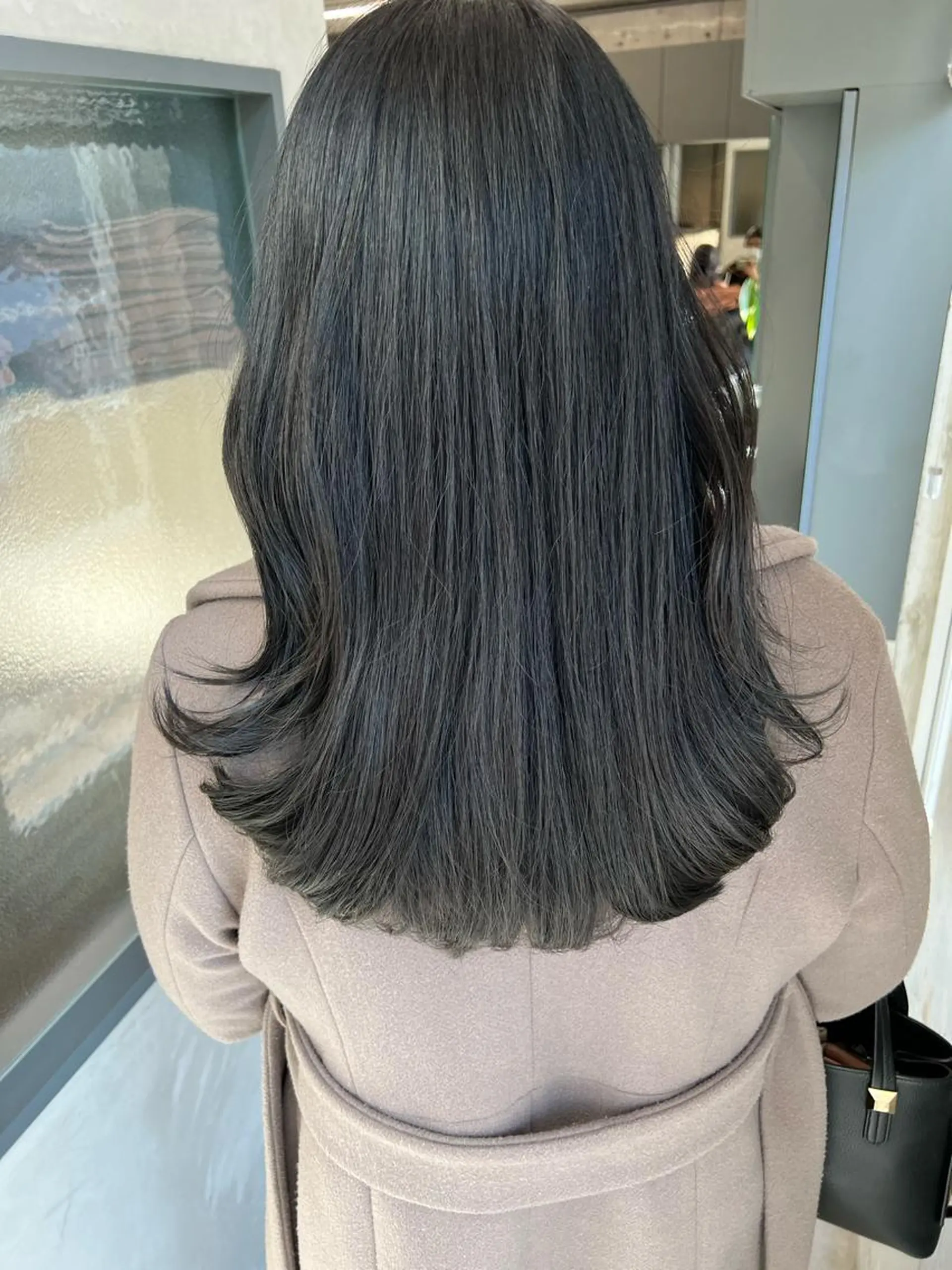 ロング カラー 黒髪 ブリーチ ブルーカラー ブルーブラック 透明感カラー 誰より丁寧なカット/ 小林輝/レイヤーのヘアスタイル