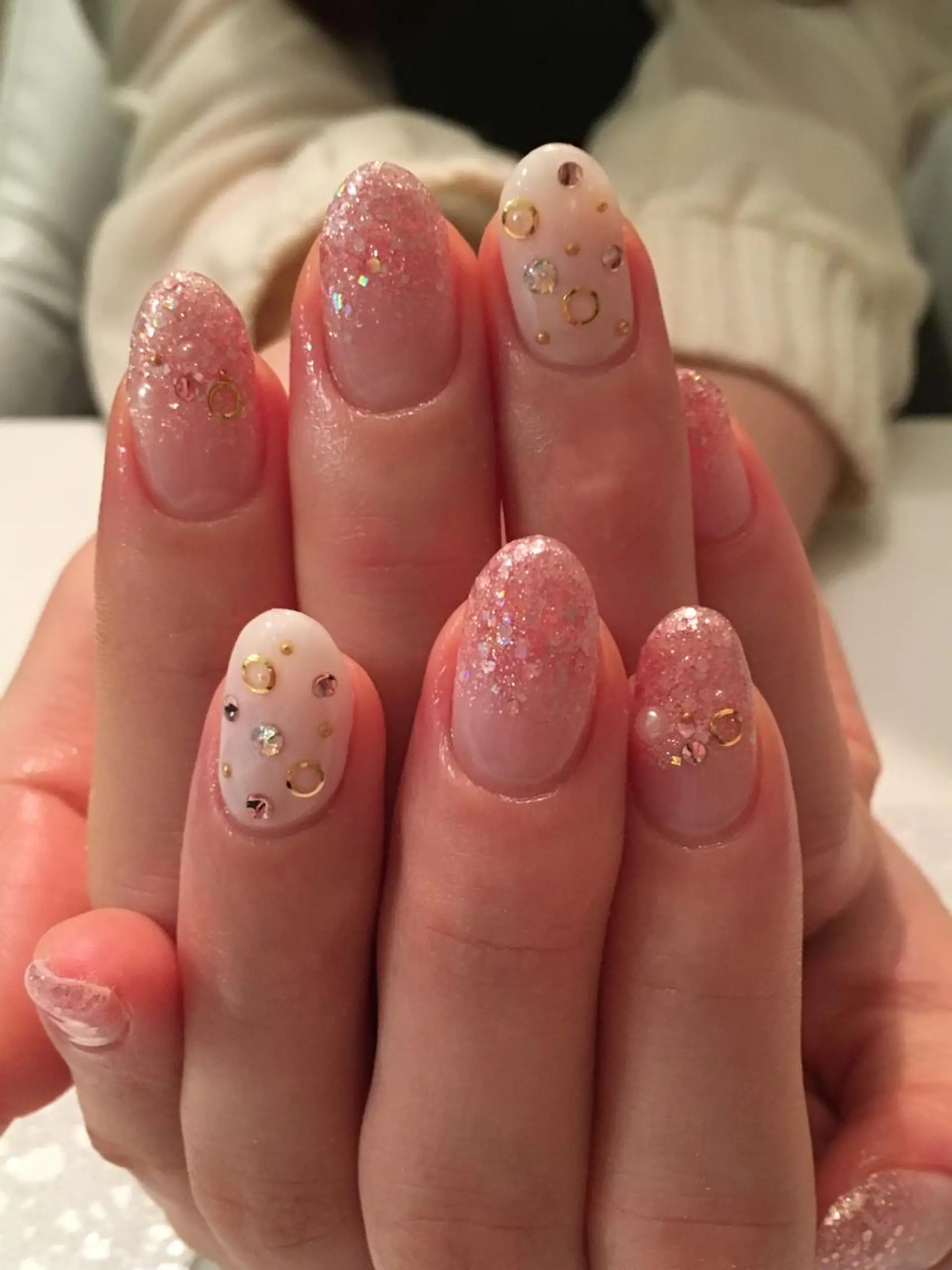 ネイル グラデーション ラメ(グリッター) ラメグラデーション ピンク ストーンネイル 古川 里美のネイルデザイン