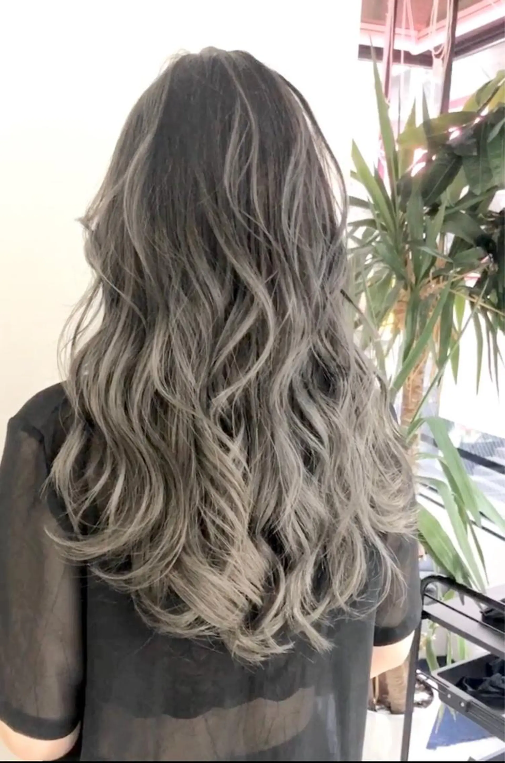 ロング カラー ブリーチ 白髪ぼかしハイライト バレイヤージュヤマトのヘアスタイル