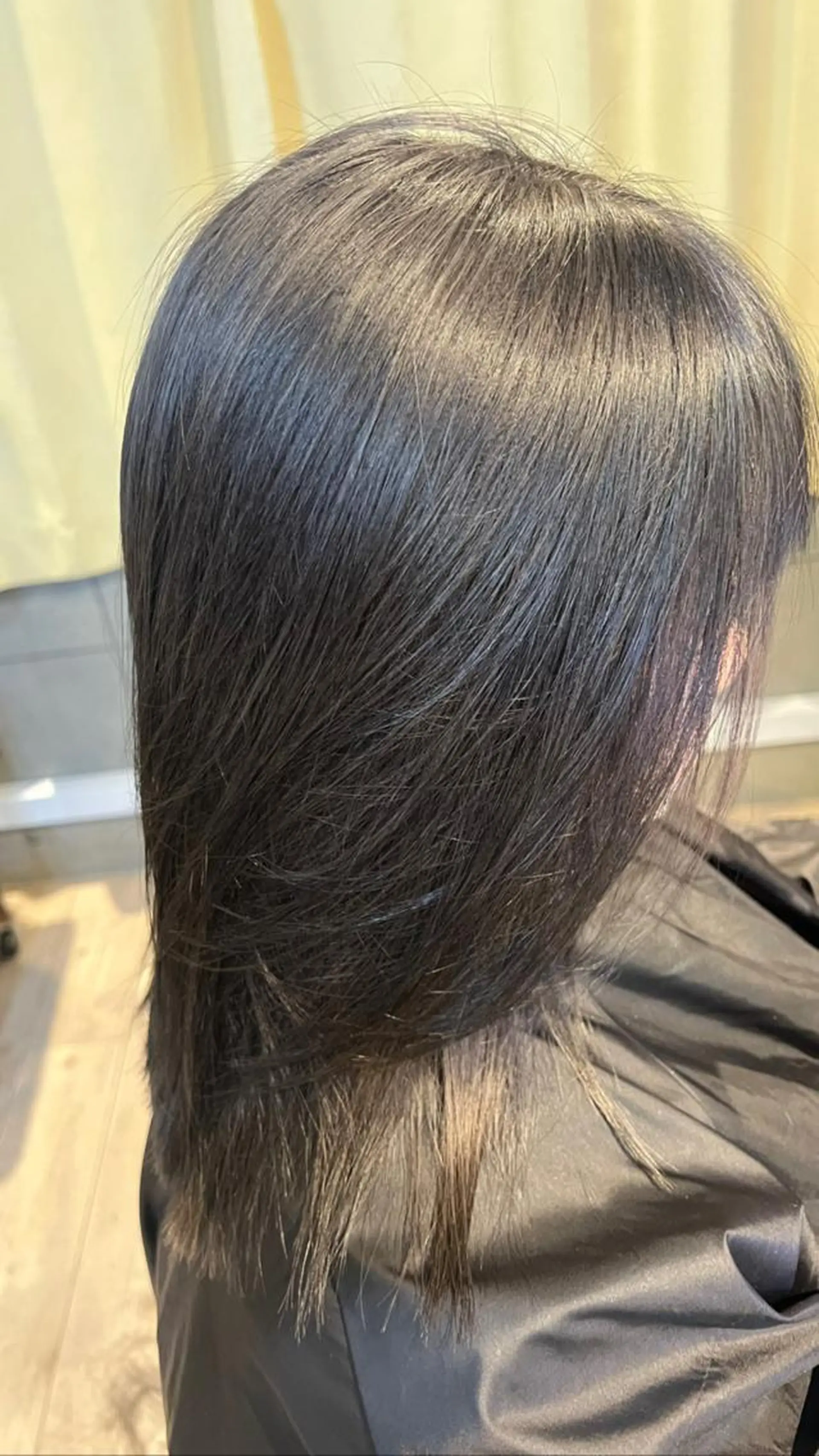 セミロング カラー ブリーチ シルバー 暗髪カラー🫐パーマ おくだりんかのヘアスタイル