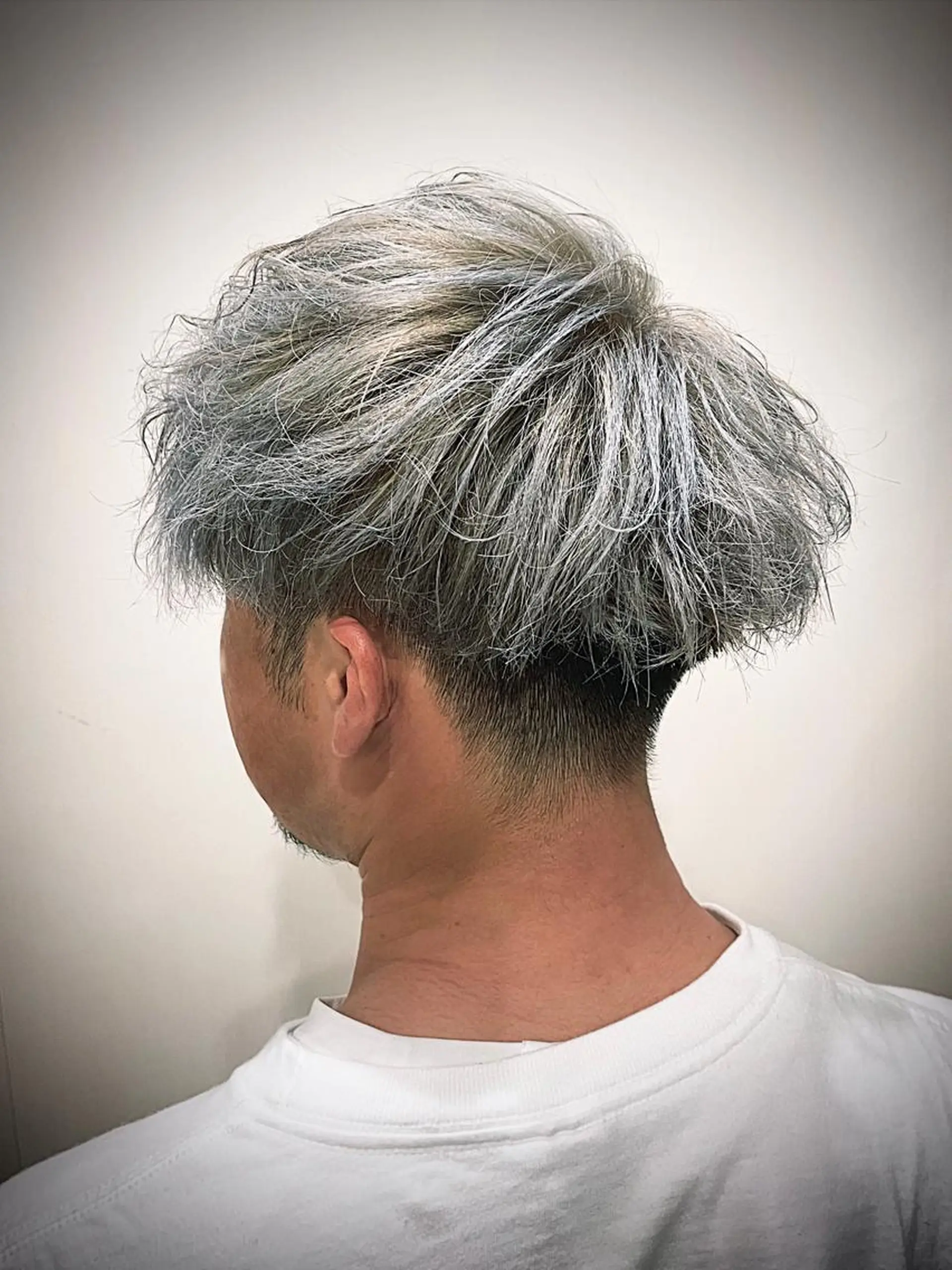 ショート カラー メンズ シルバー ホワイトシルバー 新宿メンズヘア 原田睦人のヘアスタイル