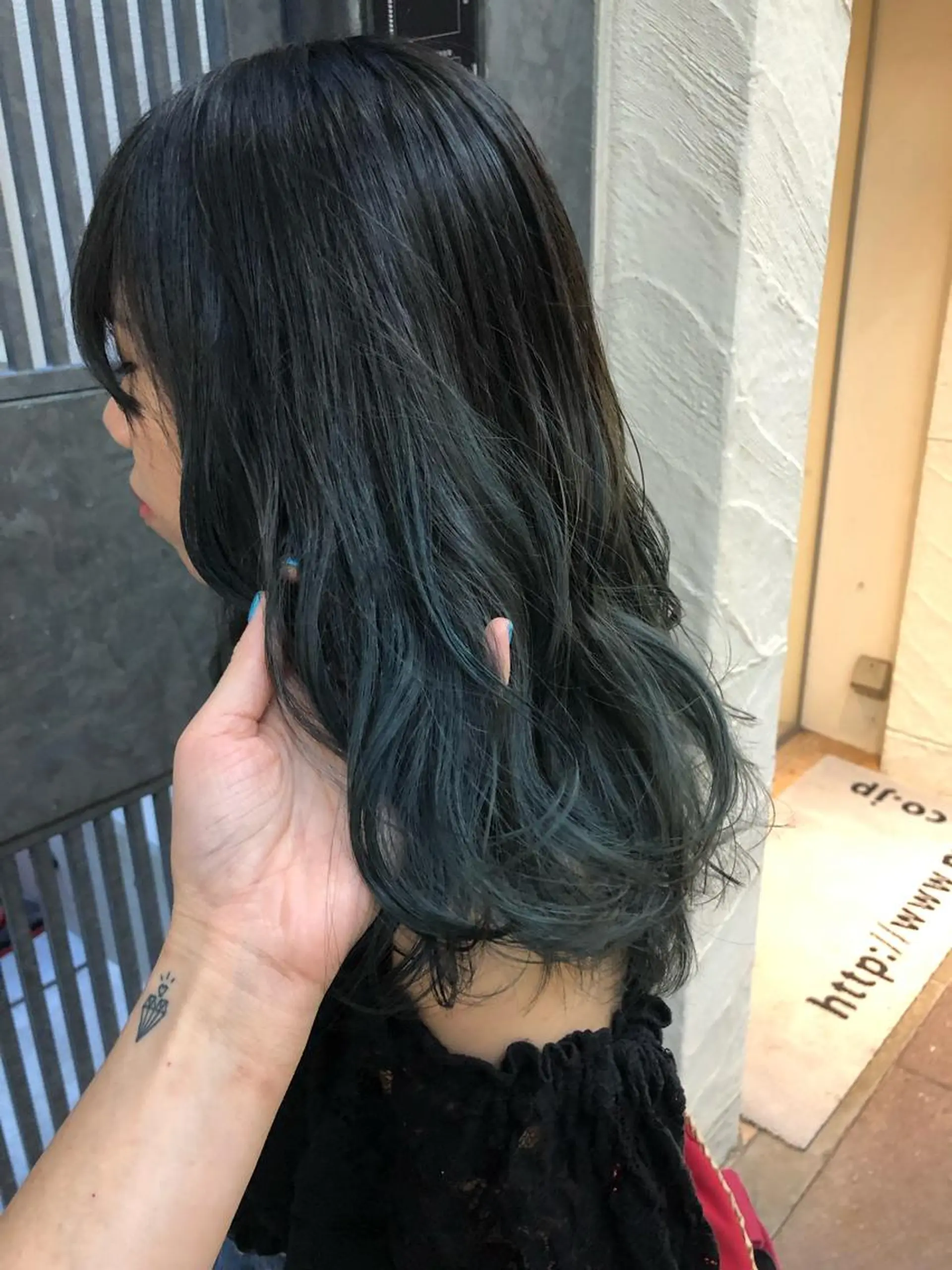 セミロング カラー ウルフカット／吉村 桃子のヘアスタイル