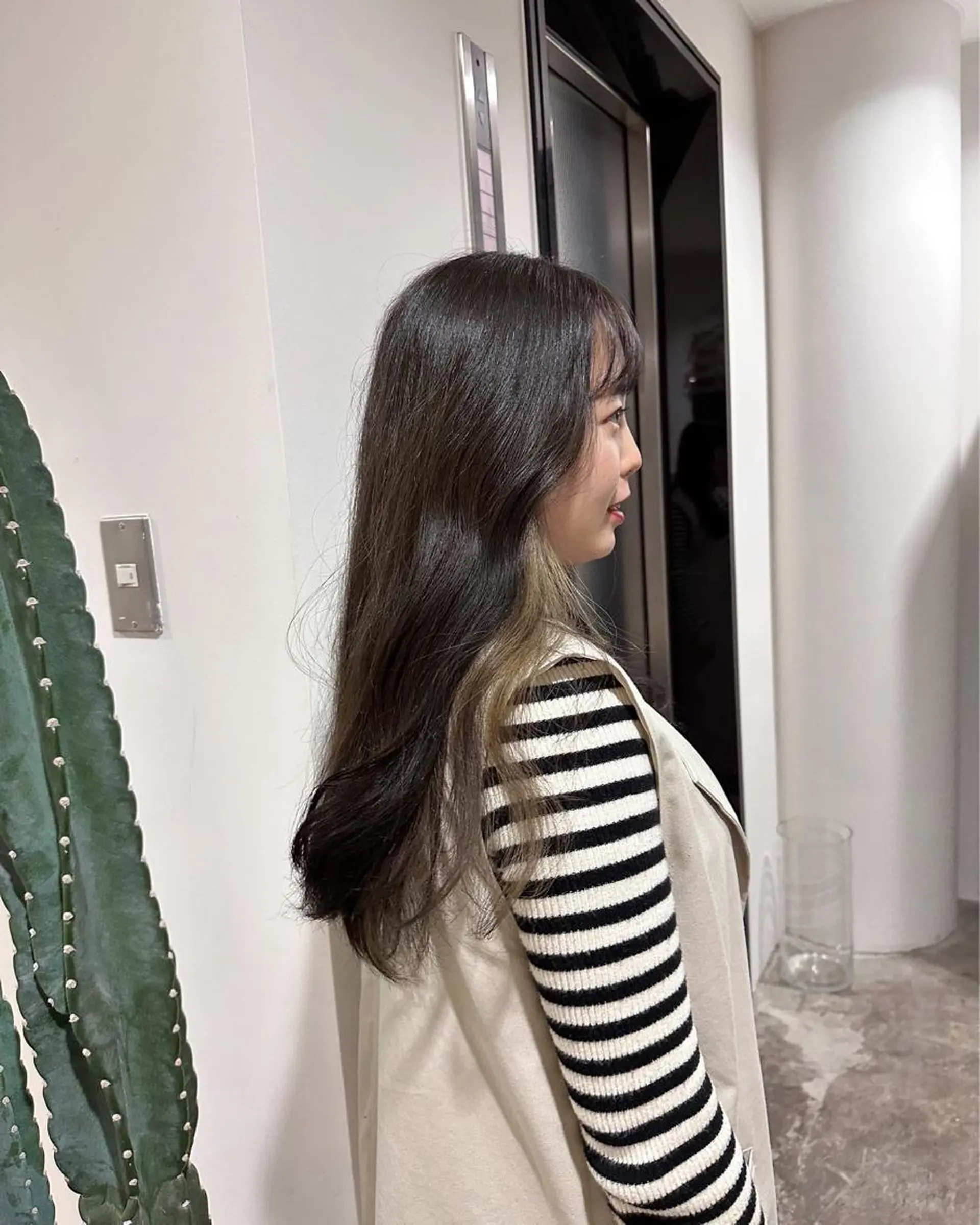 ロング カラー ベージュカラー ブリーチ 透明感カラー イヤリングカラー グレージュ 透明感カラー/顔周り レイヤー/髪質改善のヘアスタイル