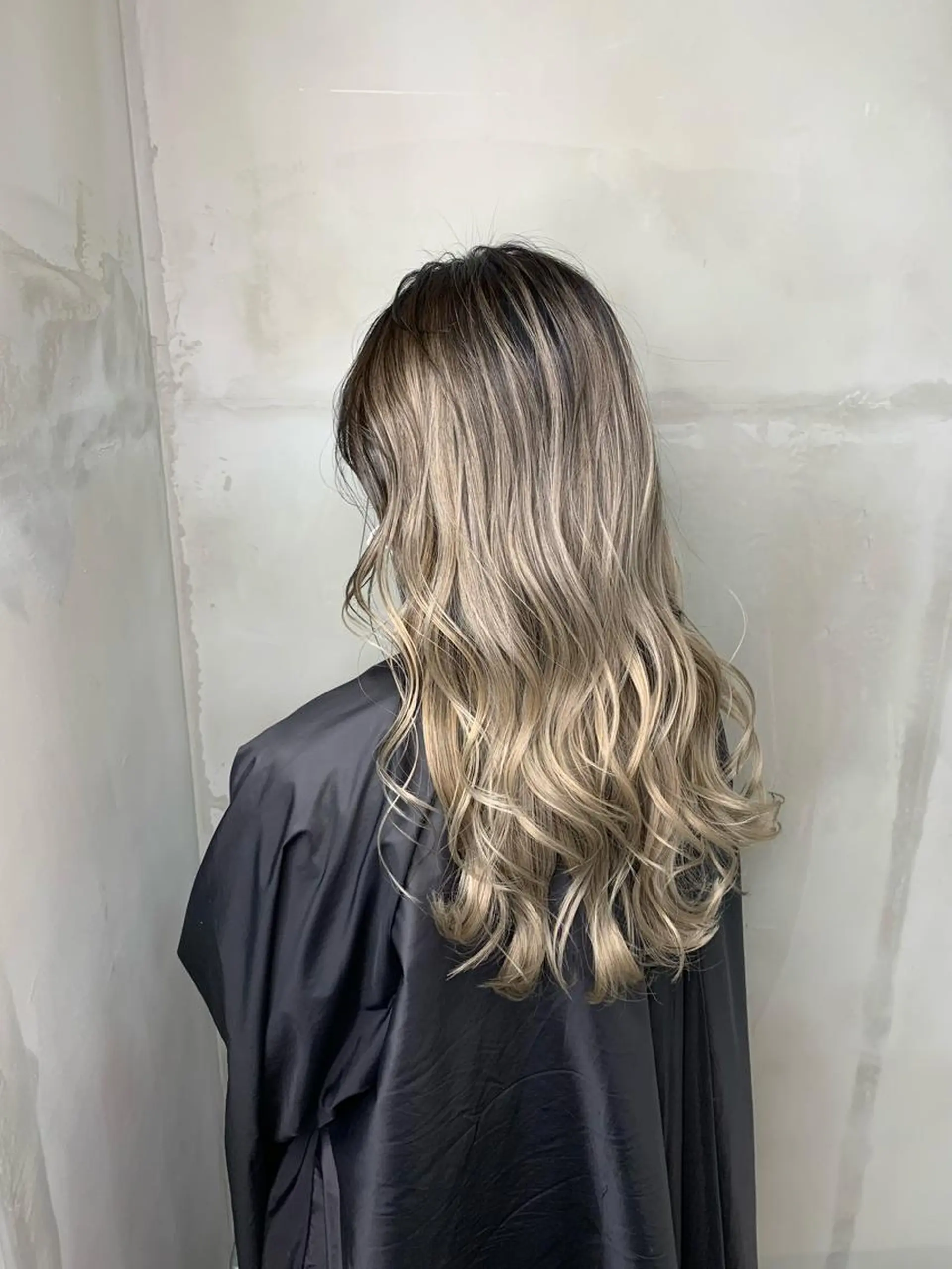 ロング カラー バレイヤージュ ベージュカラー ブリーチ ブロンド ケアブリーチ レイヤーカット/ 艶カラー/RYOMAのヘアスタイル